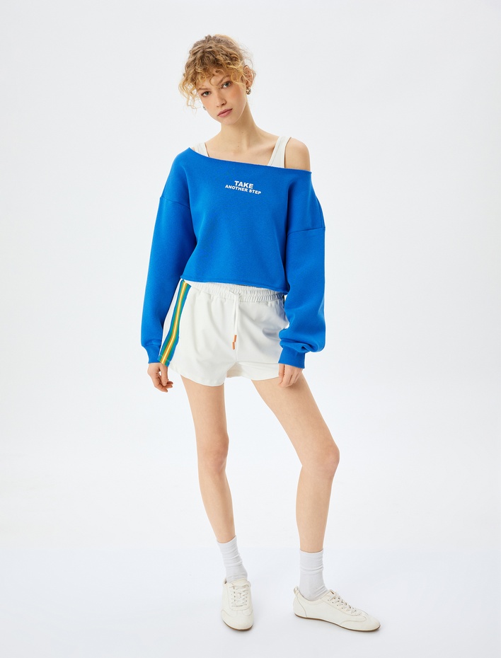  Şardonlu Slogan Baskılı Kayık Yaka Crop Sweatshirt