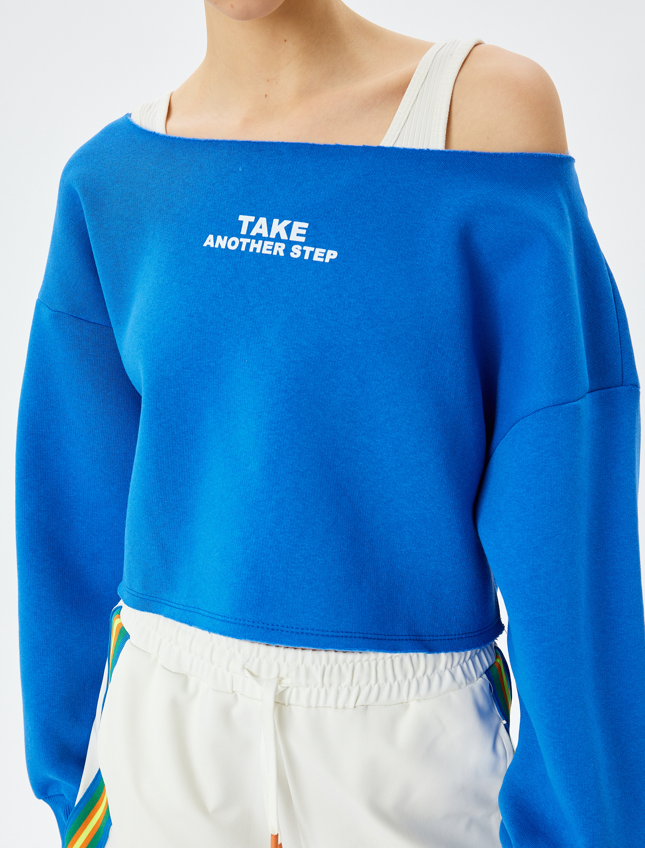 Şardonlu Slogan Baskılı Kayık Yaka Crop Sweatshirt