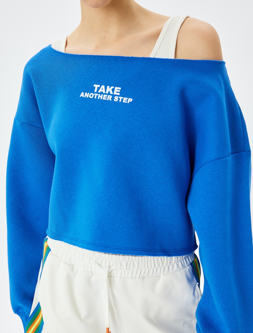   Şardonlu Slogan Baskılı Kayık Yaka Crop Sweatshirt