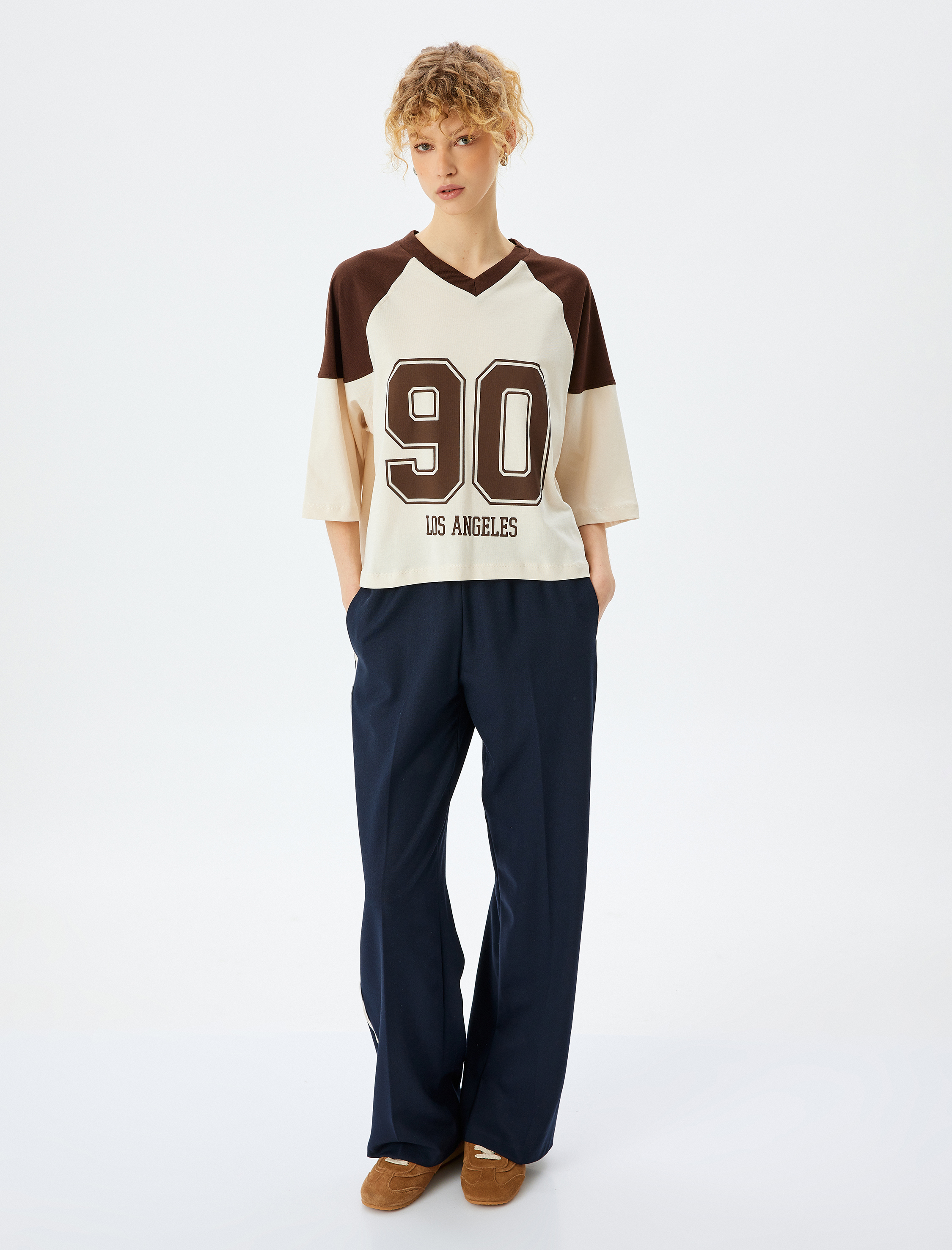   V Yaka Oversize Arkası Baskılı Kısa Kollu Crop Tişört