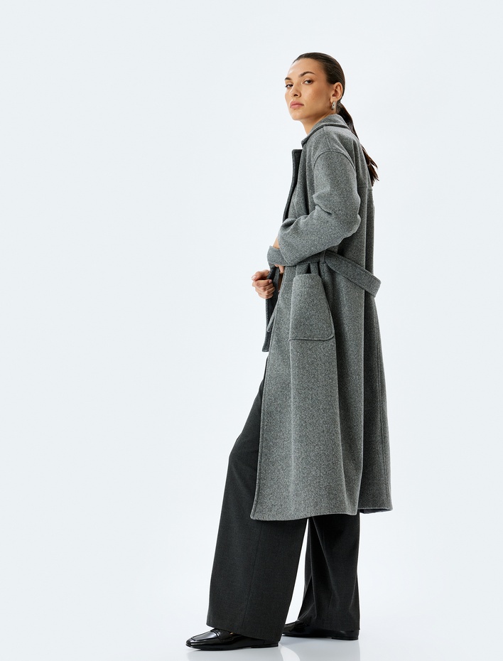  Aplike Cepli Kemer Detaylı Kruvaze Uzun Kaşe Kaban