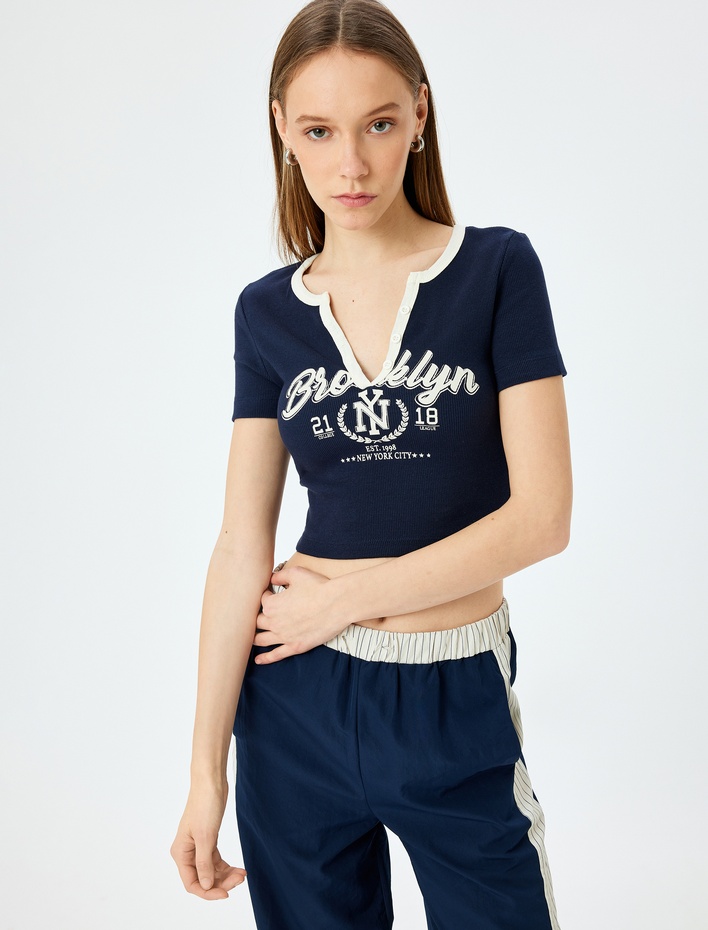  V Yaka Crop Slim Fit Kolej Baskılı Düğmeli Tişört