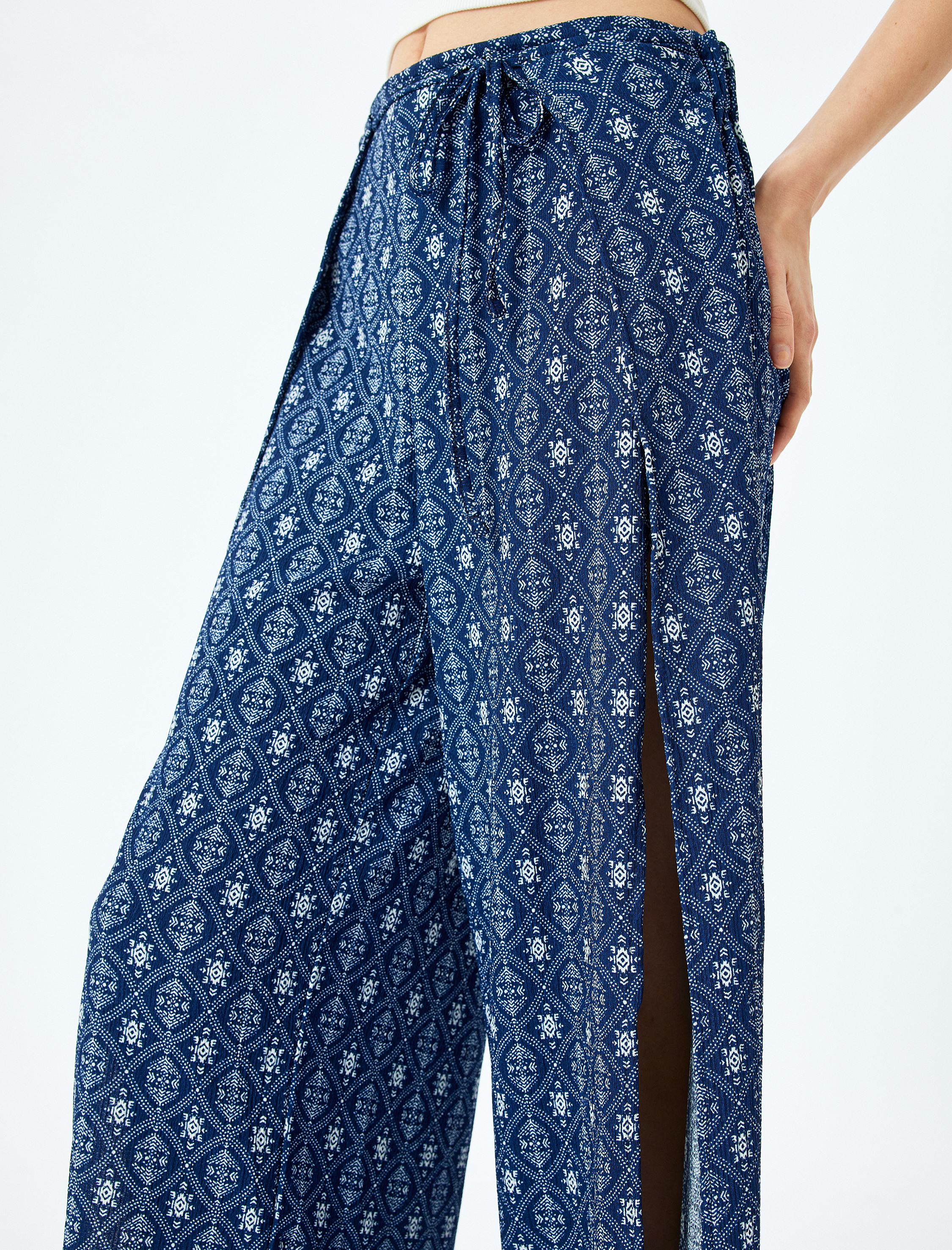   Desenli Geniş Paça Bağlama Detaylı Yırtmaçlı Pantolon Bürümcük