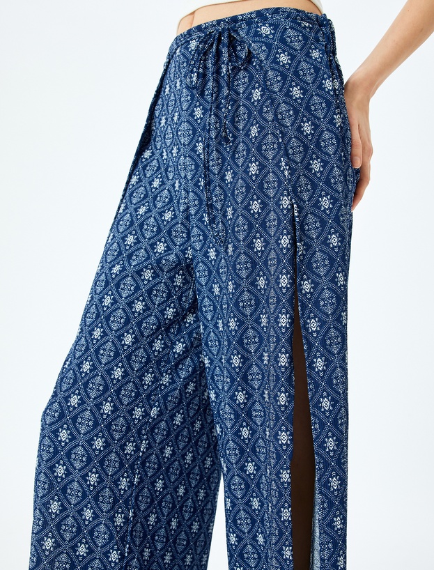 Desenli Geniş Paça Bağlama Detaylı Yırtmaçlı Pantolon_4