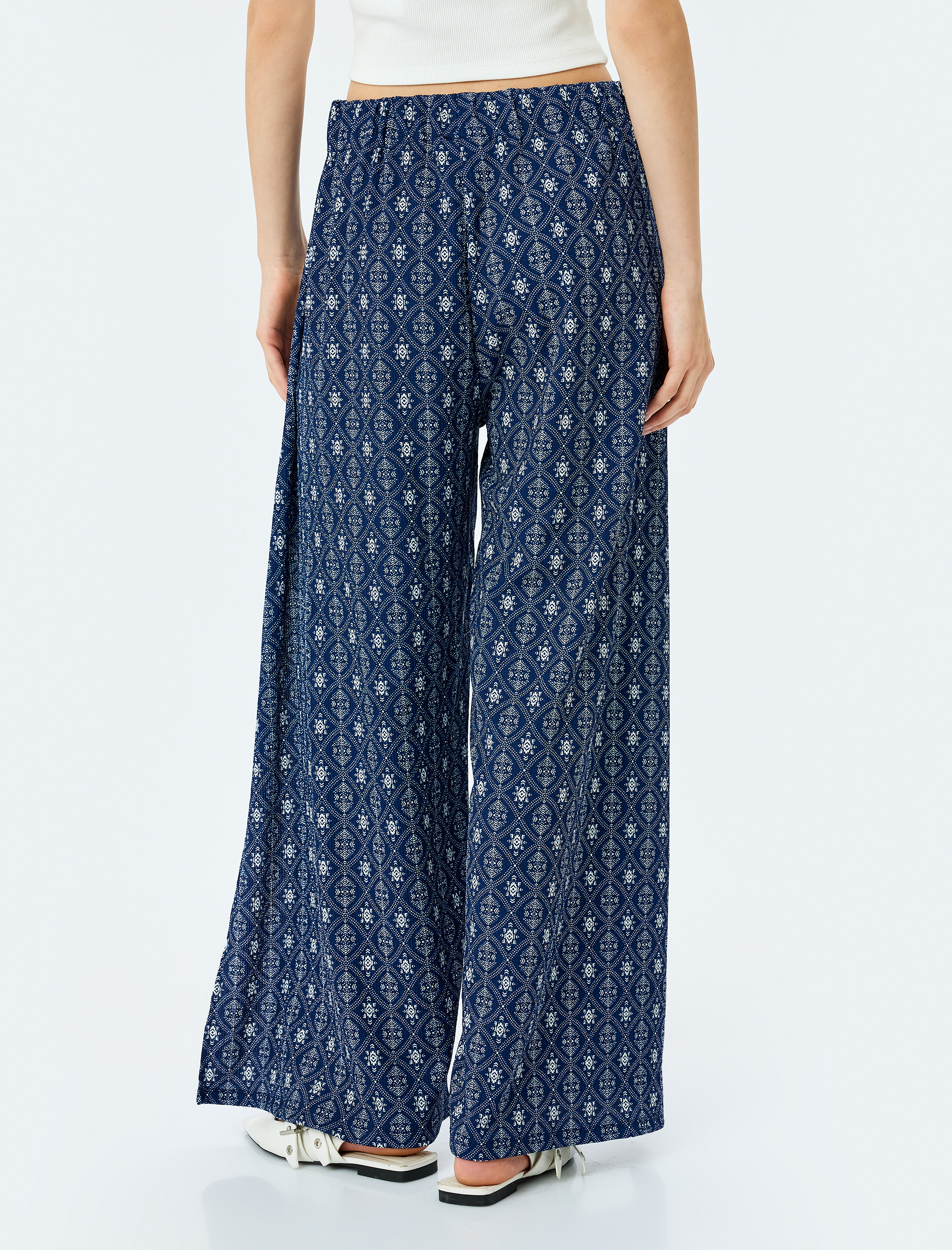   Desenli Geniş Paça Bağlama Detaylı Yırtmaçlı Pantolon Bürümcük