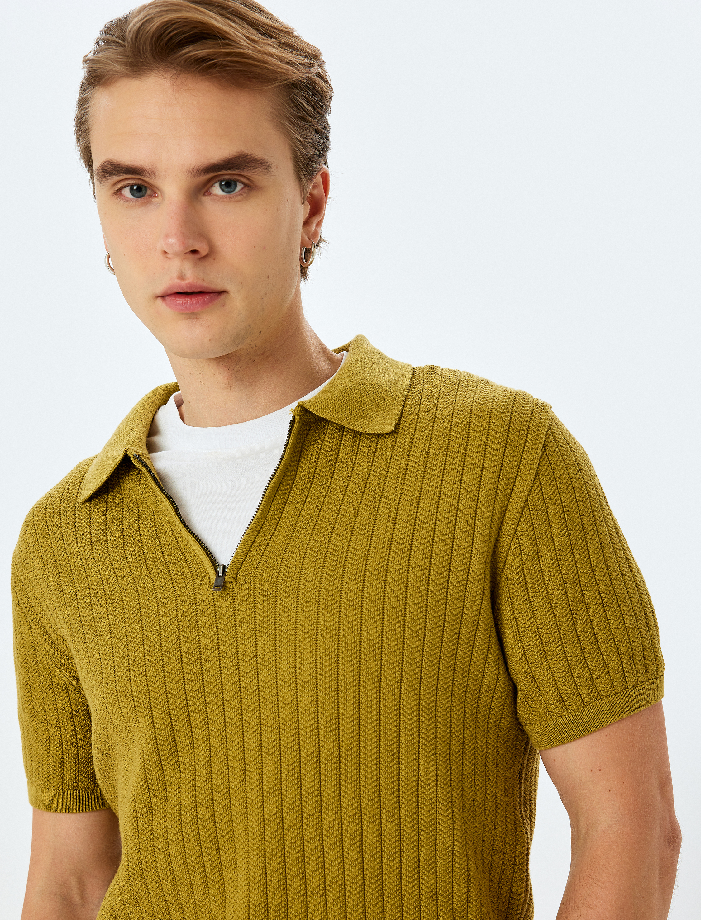   Yarım Fermuarlı Pamuklu Dokulu Kısa Kollu Triko Tişört