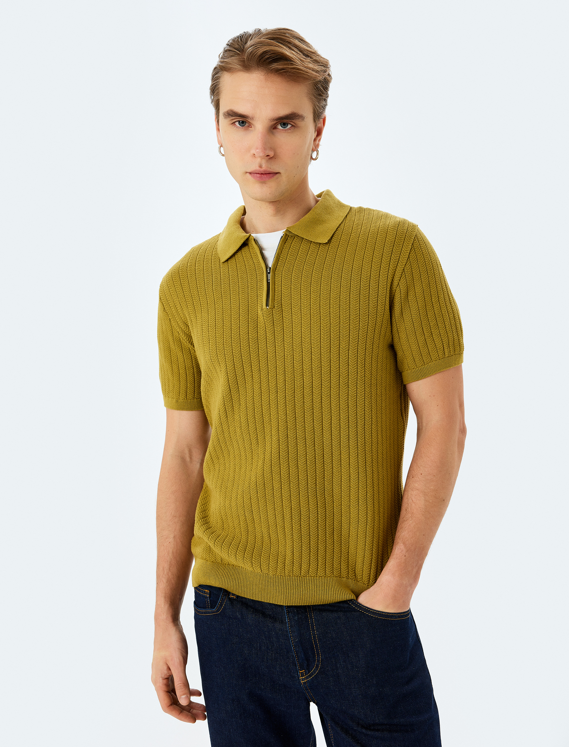   Yarım Fermuarlı Pamuklu Dokulu Kısa Kollu Triko Tişört