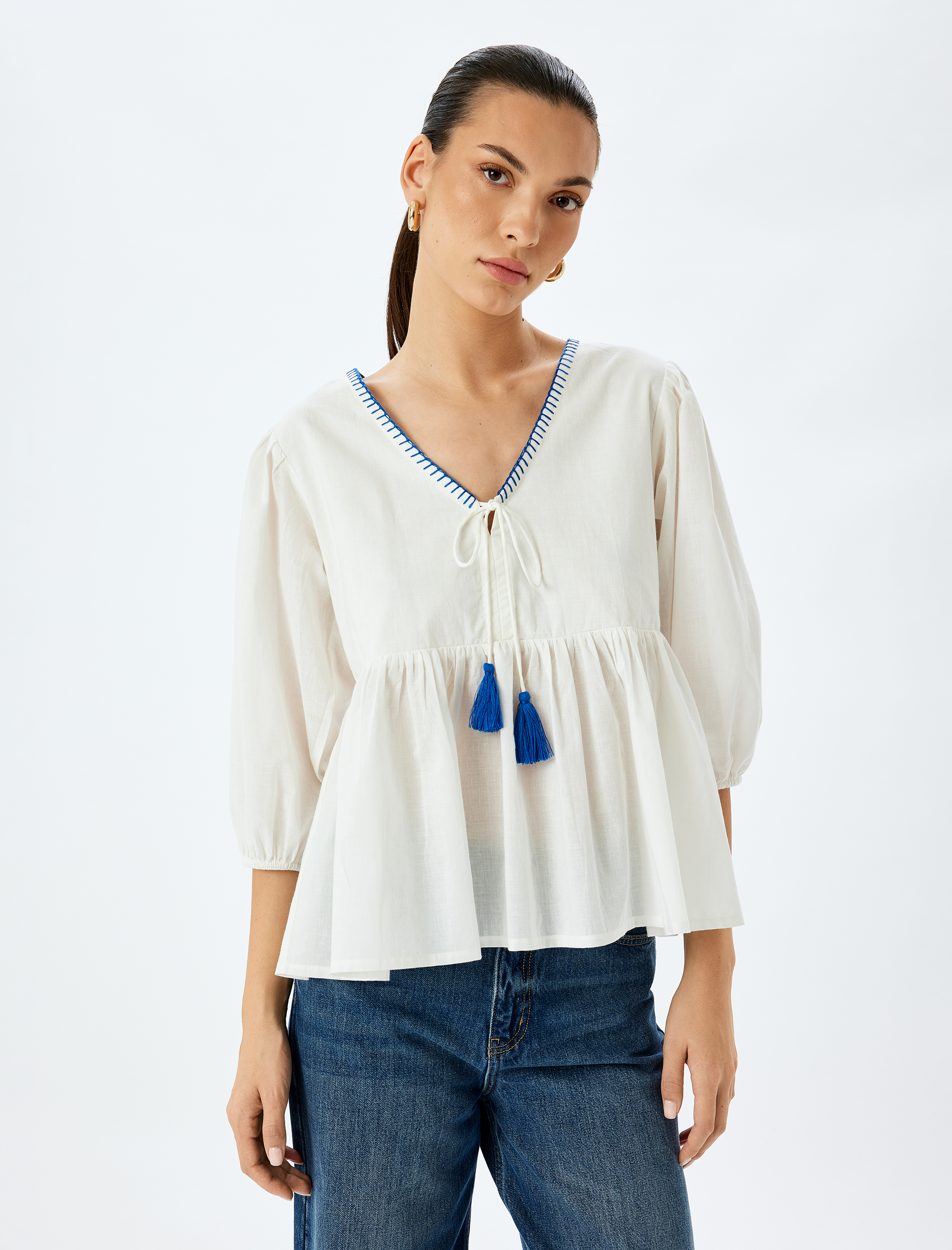   Bağlamalı Püskül Detaylı Balon Kol V Yaka Bluz
