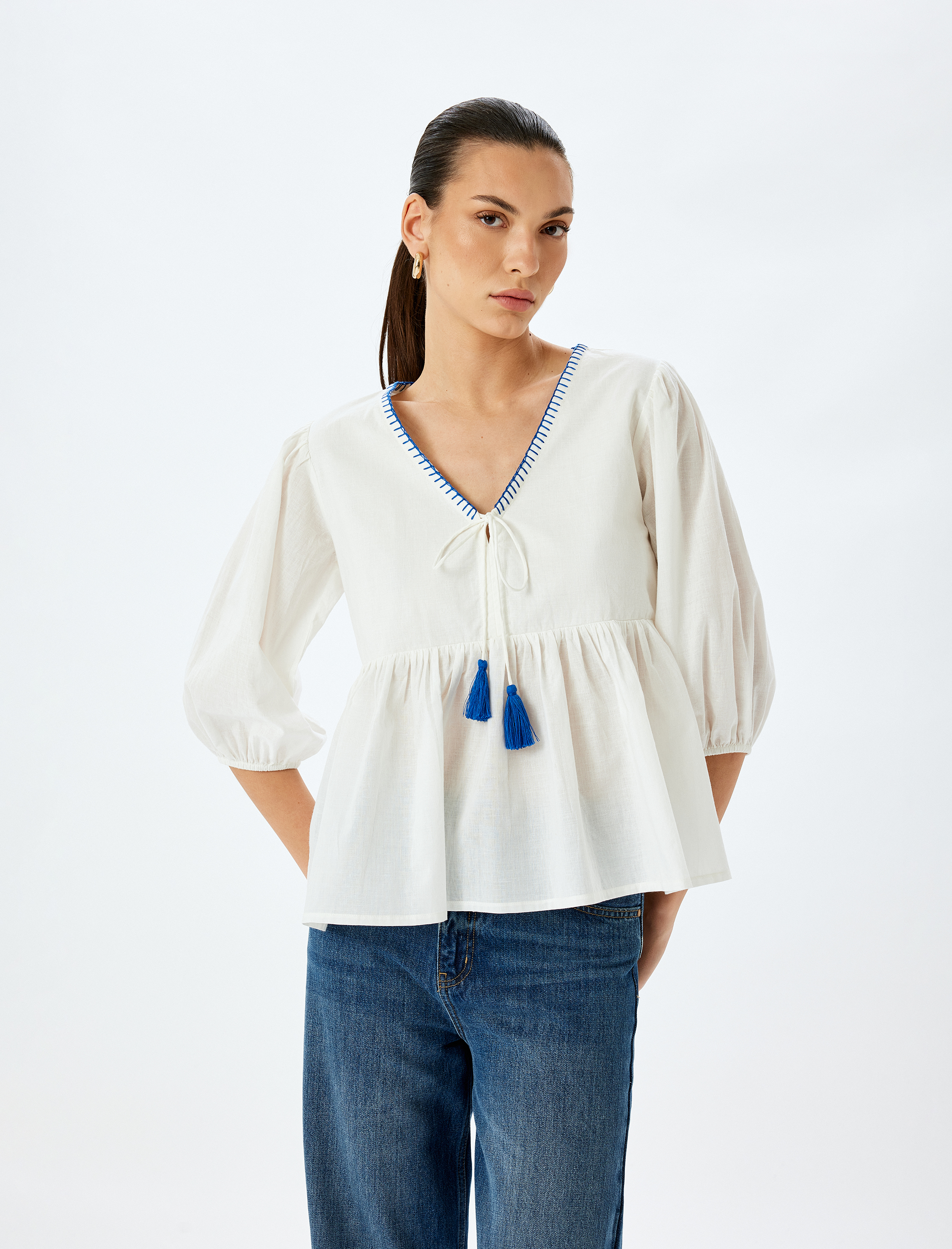   Bağlamalı Püskül Detaylı Balon Kol V Yaka Bluz