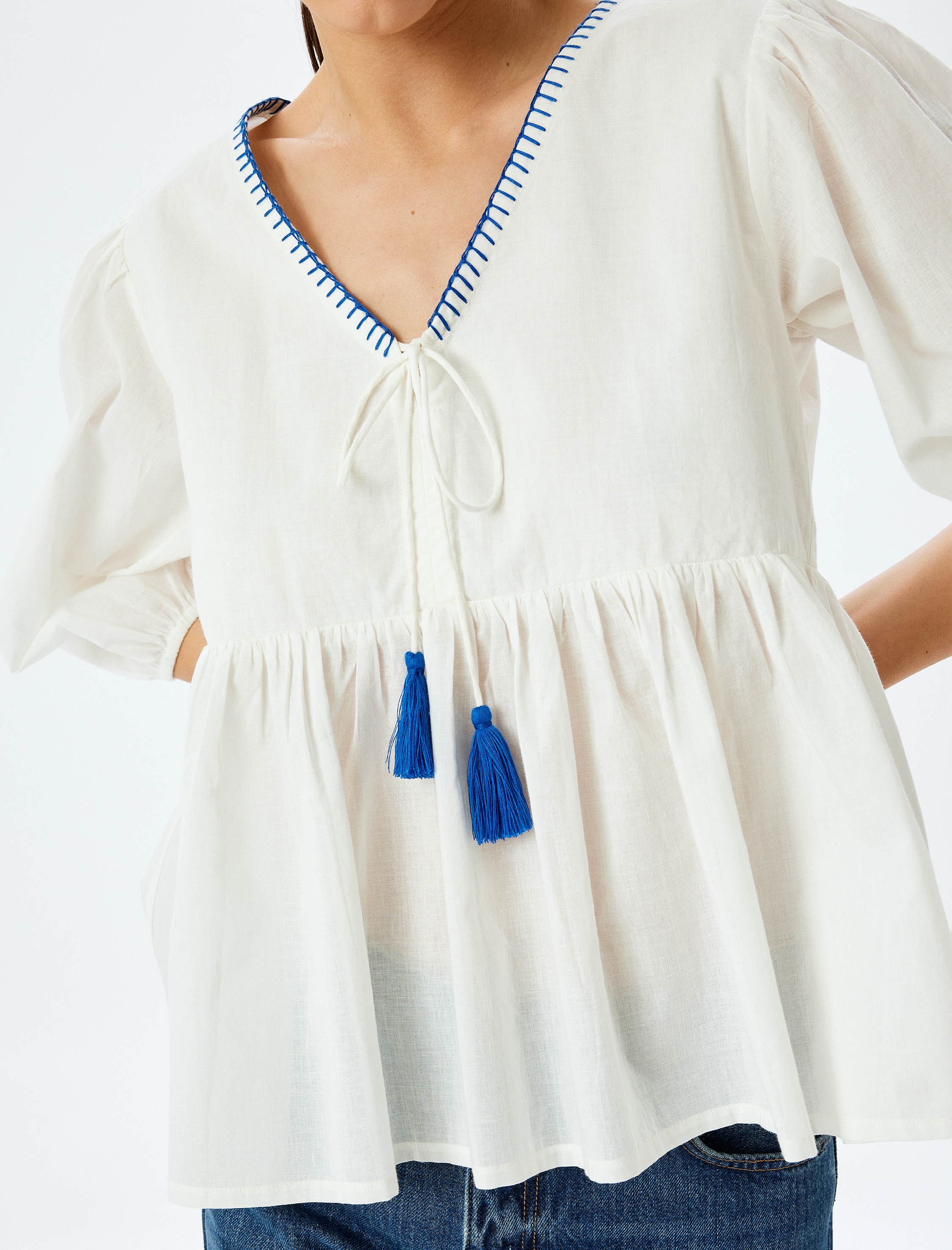   Bağlamalı Püskül Detaylı Balon Kol V Yaka Bluz