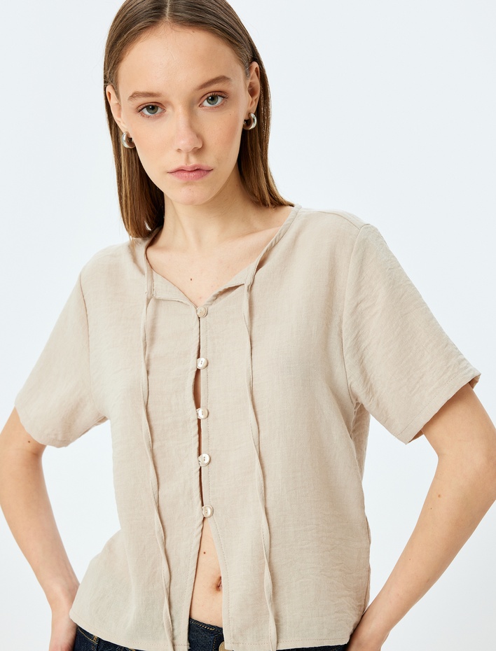  V Yaka Kısa Kollu Düğmeli Bağcıklı Yaka Gömlek
