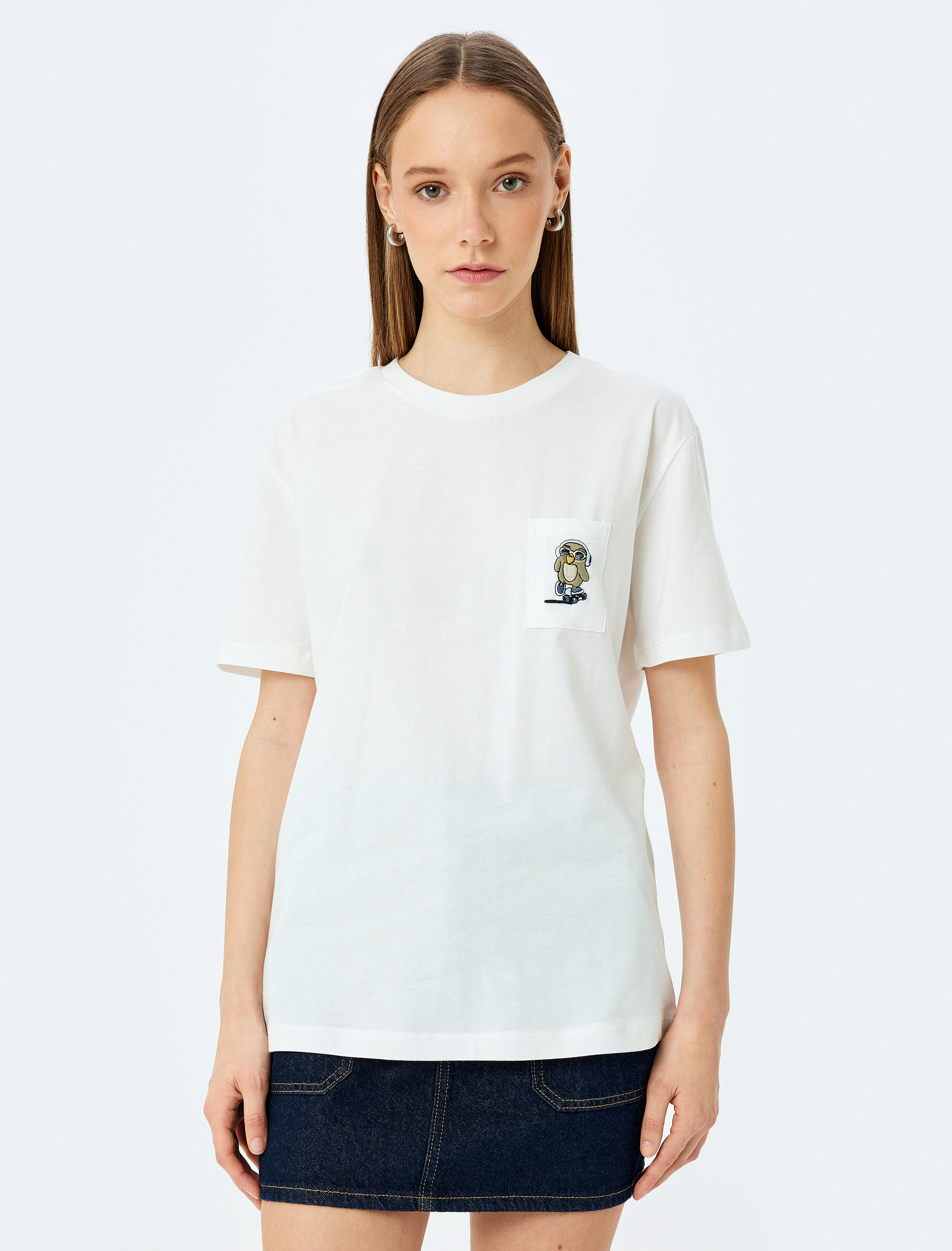 Cep Detaylı Nakışlı Kısa Kollu Bisiklet Yaka Tişört