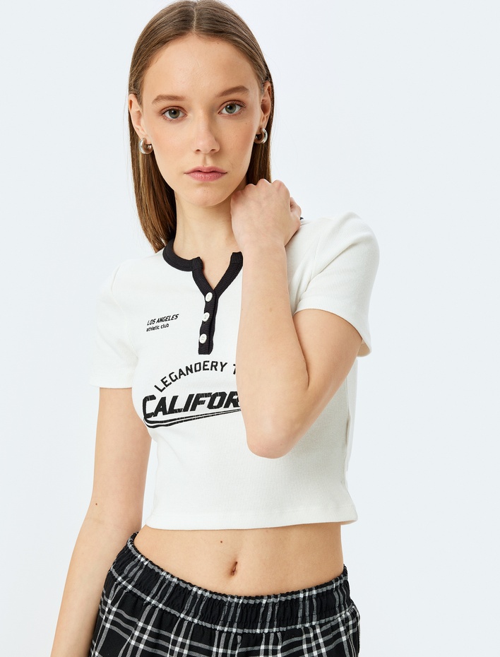  Slogan Baskılı Slim Fit Düğmeli Biyeli Crop Tişört