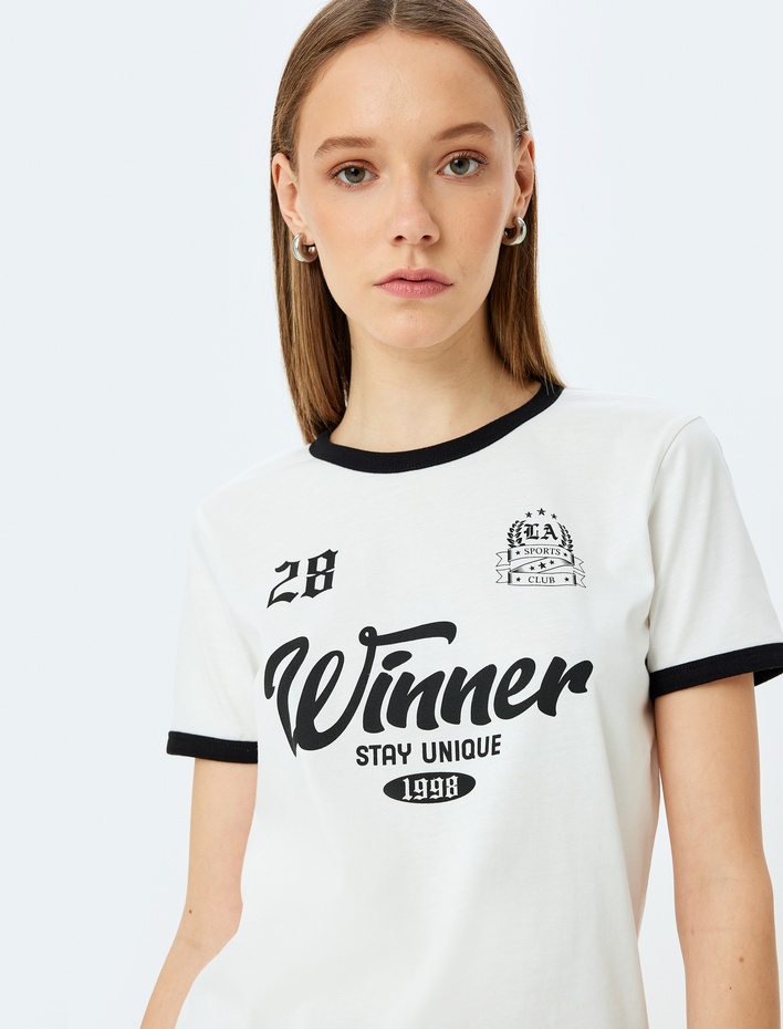  Kolej Baskılı Biyeli Bisiklet Yaka Kısa Kollu Tişört