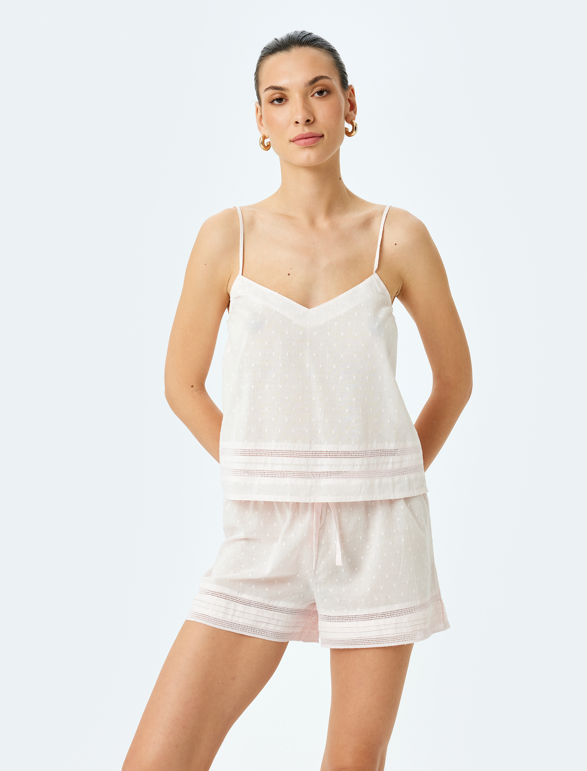   Pamuklu V Yaka Fisto Detaylı İnce Askılı Pijama Üstü