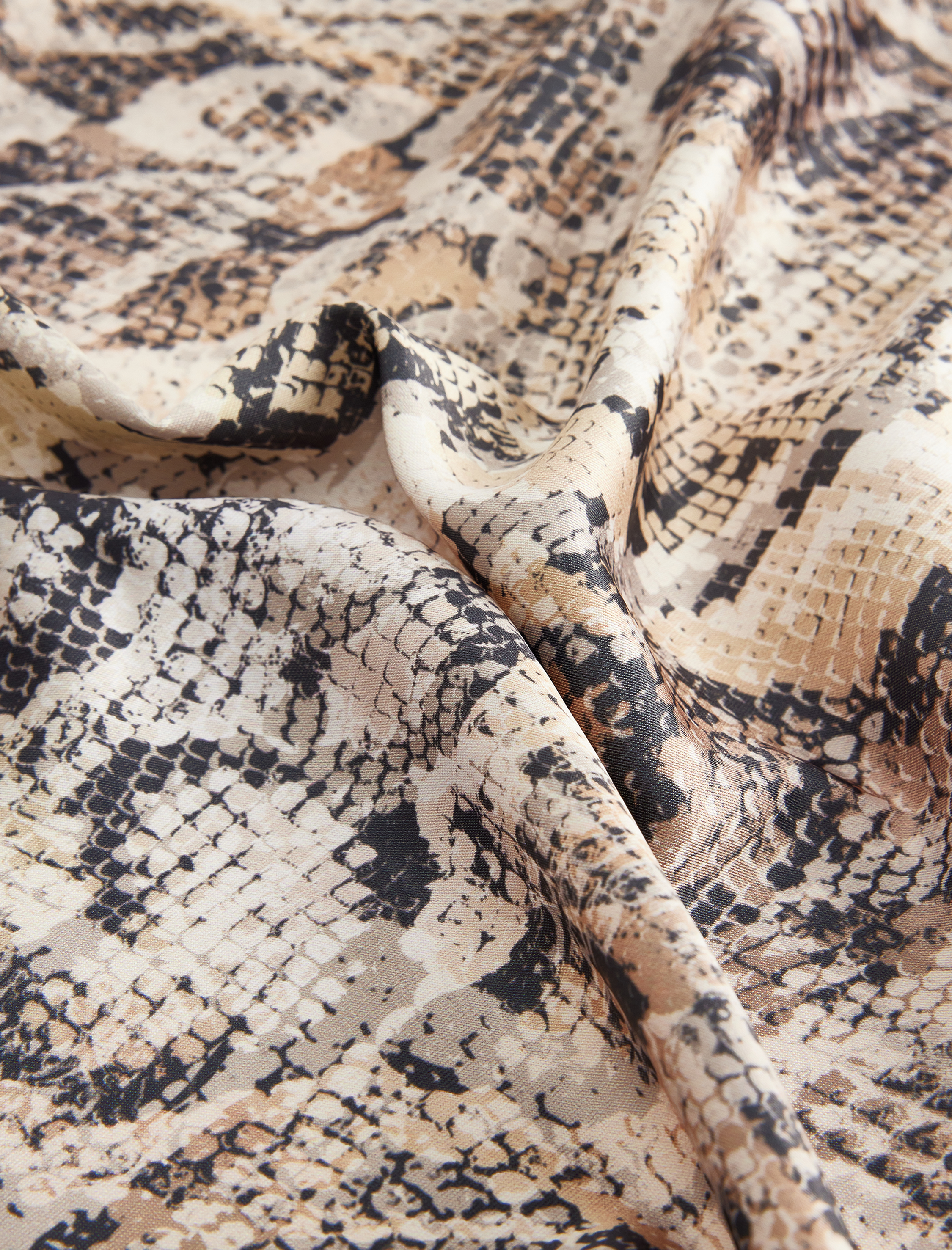  Kadın Yılan Derisi Görünümlü Kare Şal