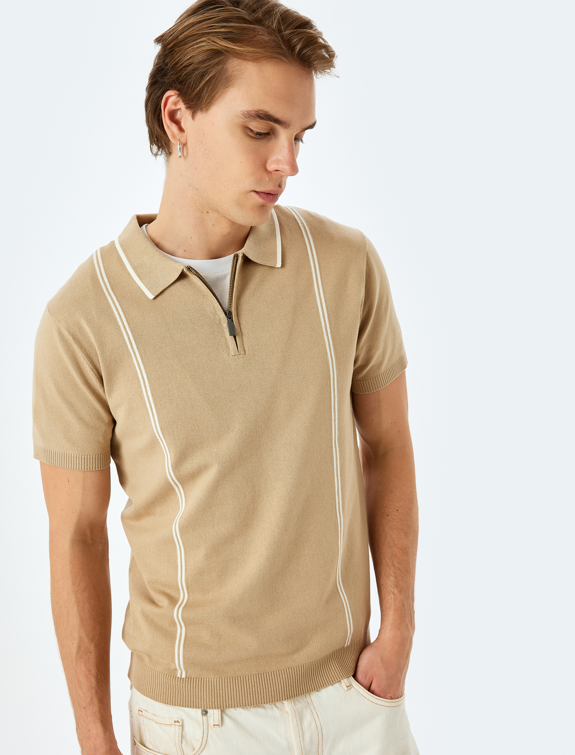   Yarım Fermuarlı Çizgi Detaylı Kısa Kollu Triko Tişört