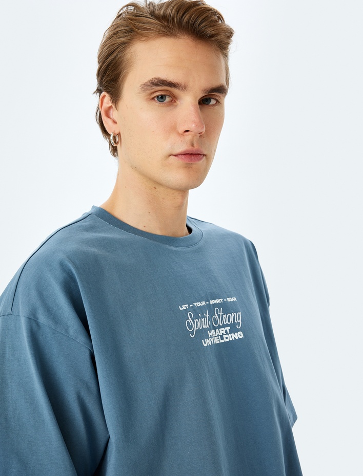  Pamuklu Tok Kumaş Kısa Kollu Bisiklet Yaka Slogan Baskılı Oversize Tişört