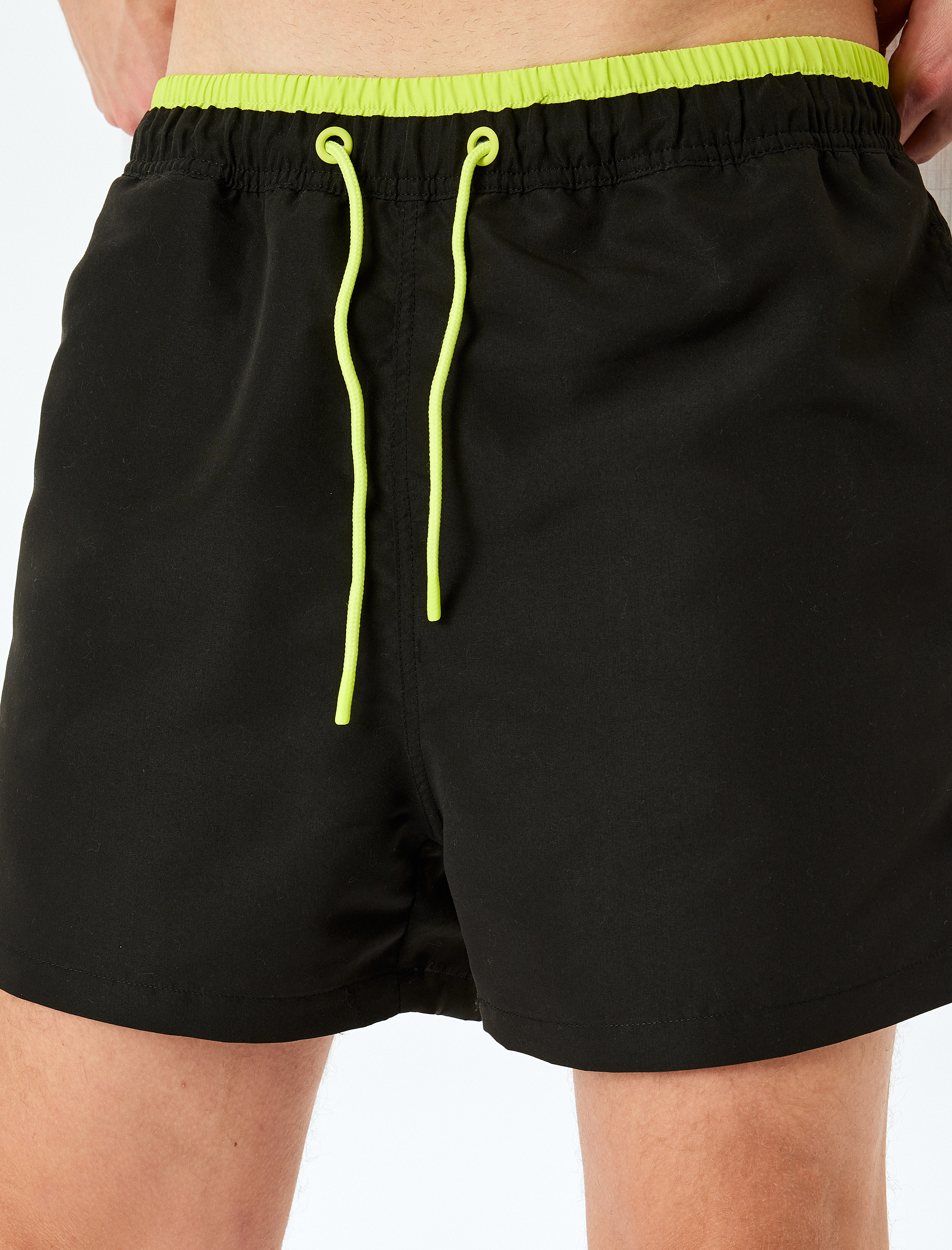   Renk Kontrastlı Beli Bağcıklı Mini Deniz Şortu