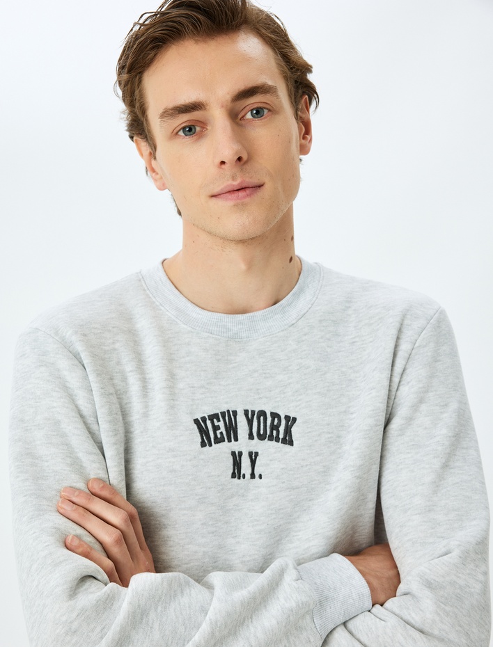  Bisiklet Yaka Şardonlu Slogan İşlemeli Sweatshirt