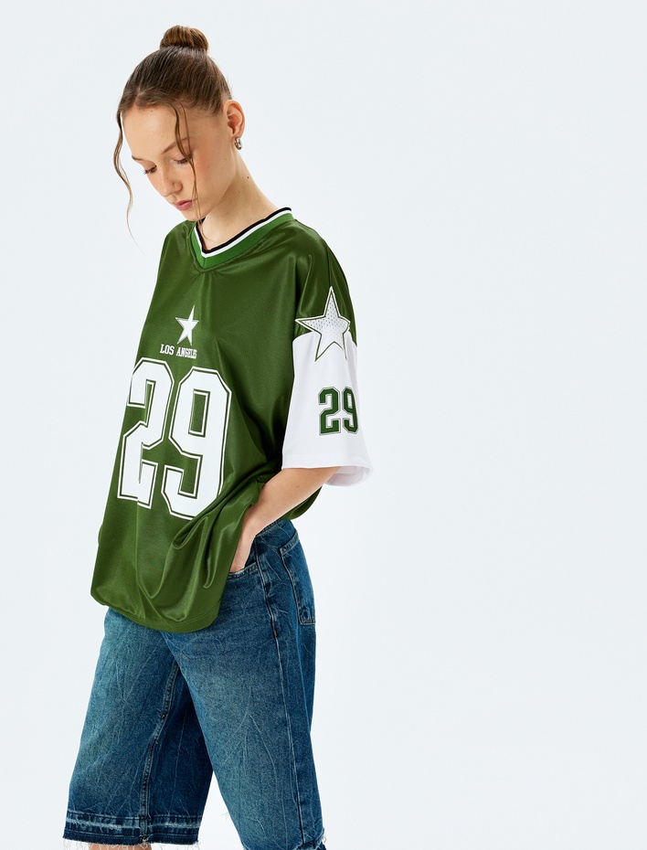  Rahat Kalıp Renk Bloklu Baskılı Parlak V Yaka Yarım Kol Tişört