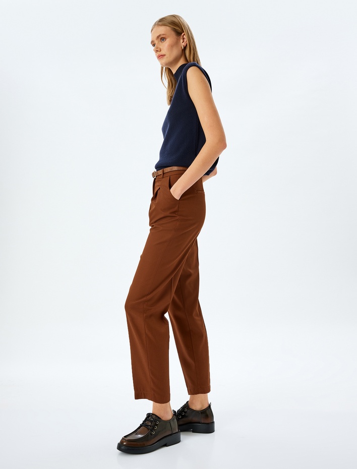  Kemer Detaylı Pileli Yüksek Bel Havuç Kesim Kumaş Pantolon