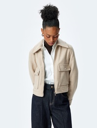 Kapaklı Cep Detaylı Rahat Kalıp Fermuarlı Kısa Kaşe Ceket