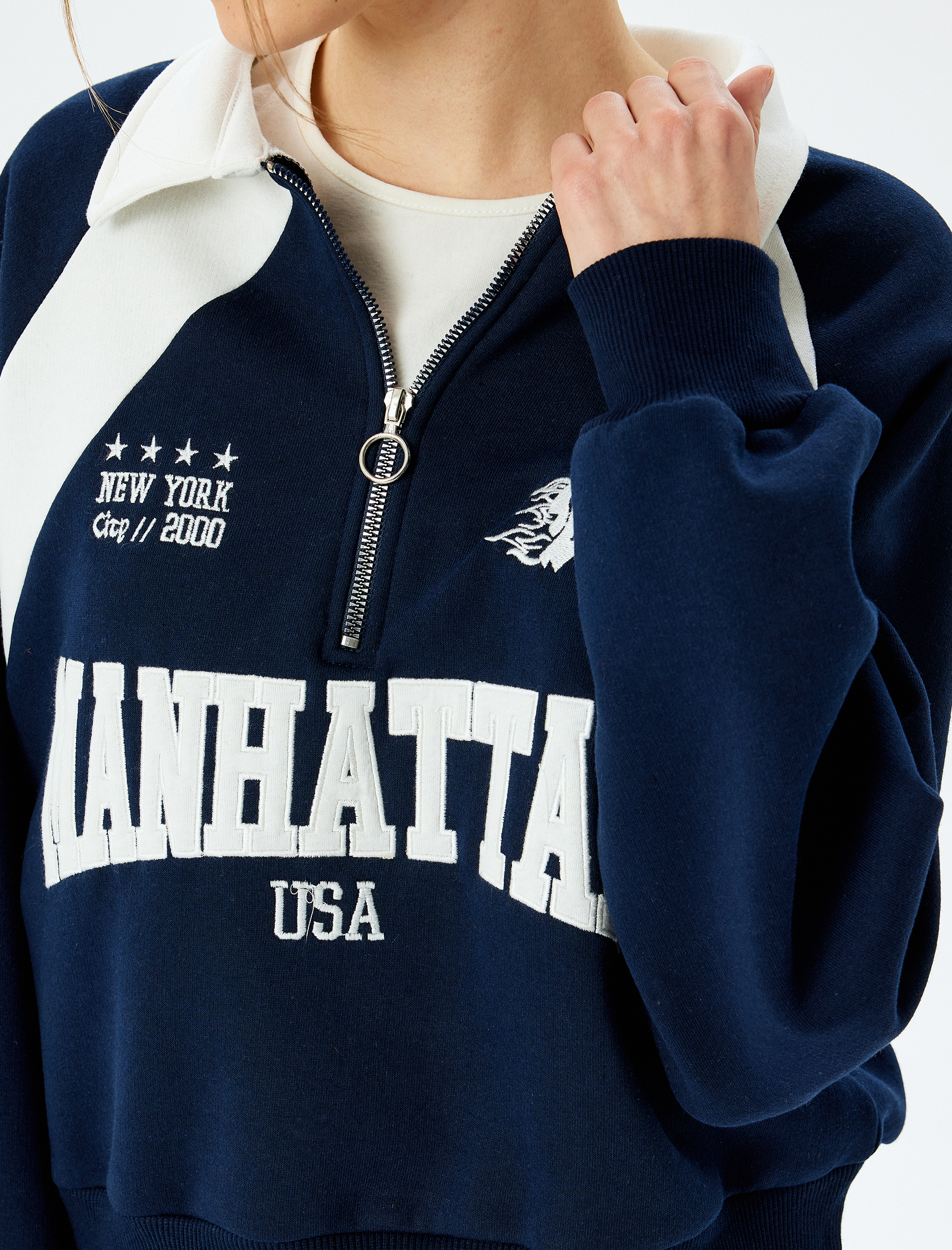   Şardonlu Yarım Fermuarlı Baskı Detaylı Uzun Kollu Polo Yaka Crop Sweatshirt