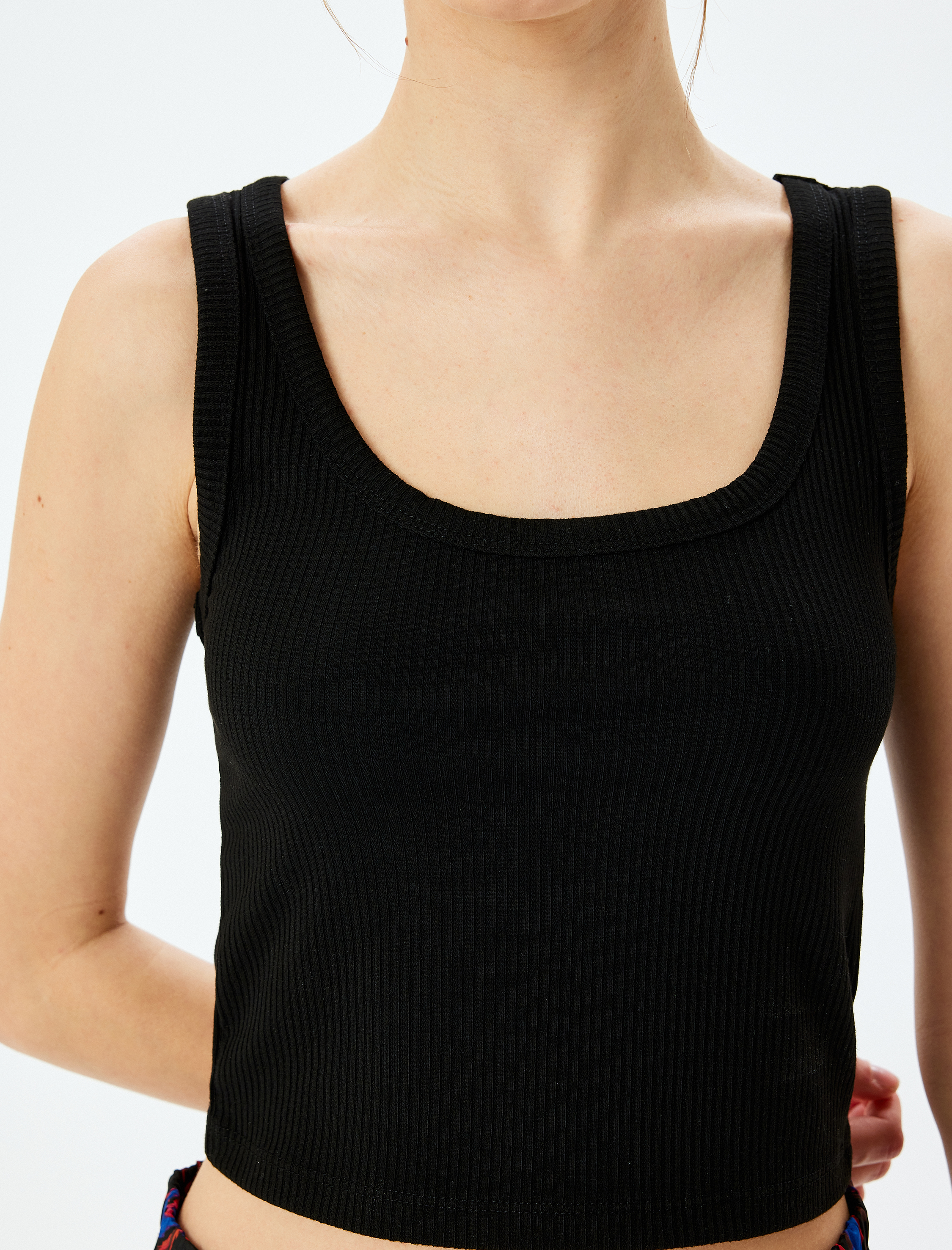   U Yaka Slim Fit Kolsuz Crop Üst