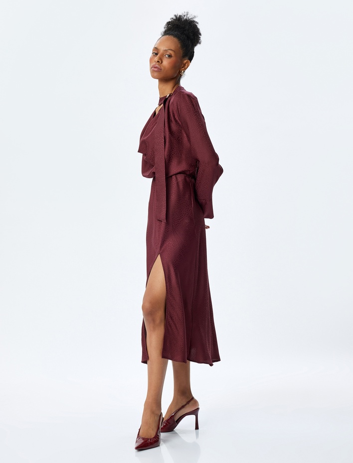  Fularlı Degaje Yaka Yırtmaçlı Uzun Kollu Kloş Saten Elbise