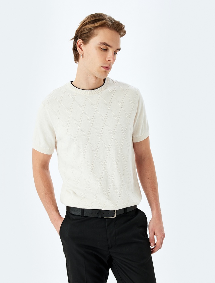  Regular Fit Geometrik Dokulu Kısa Kollu Pamuklu Triko Tişört