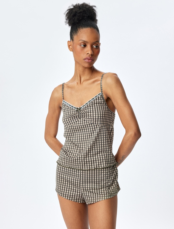  V Yaka İnce Askılı Pötikare Desenli Pijama Üstü