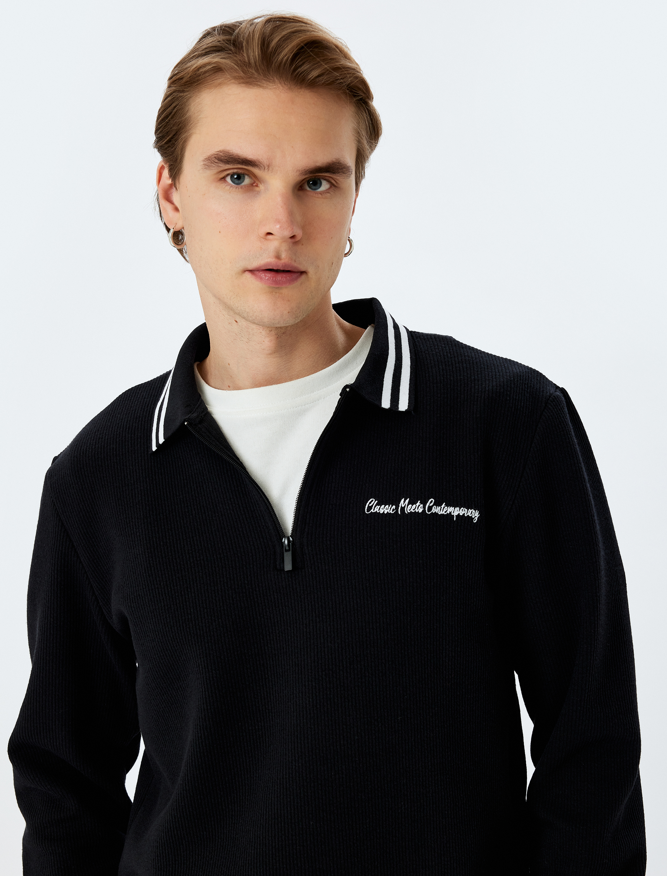   Şerit Detaylı Uzun Kollu Yarım Fermuarlı Slogan İşlemeli Sweatshirt