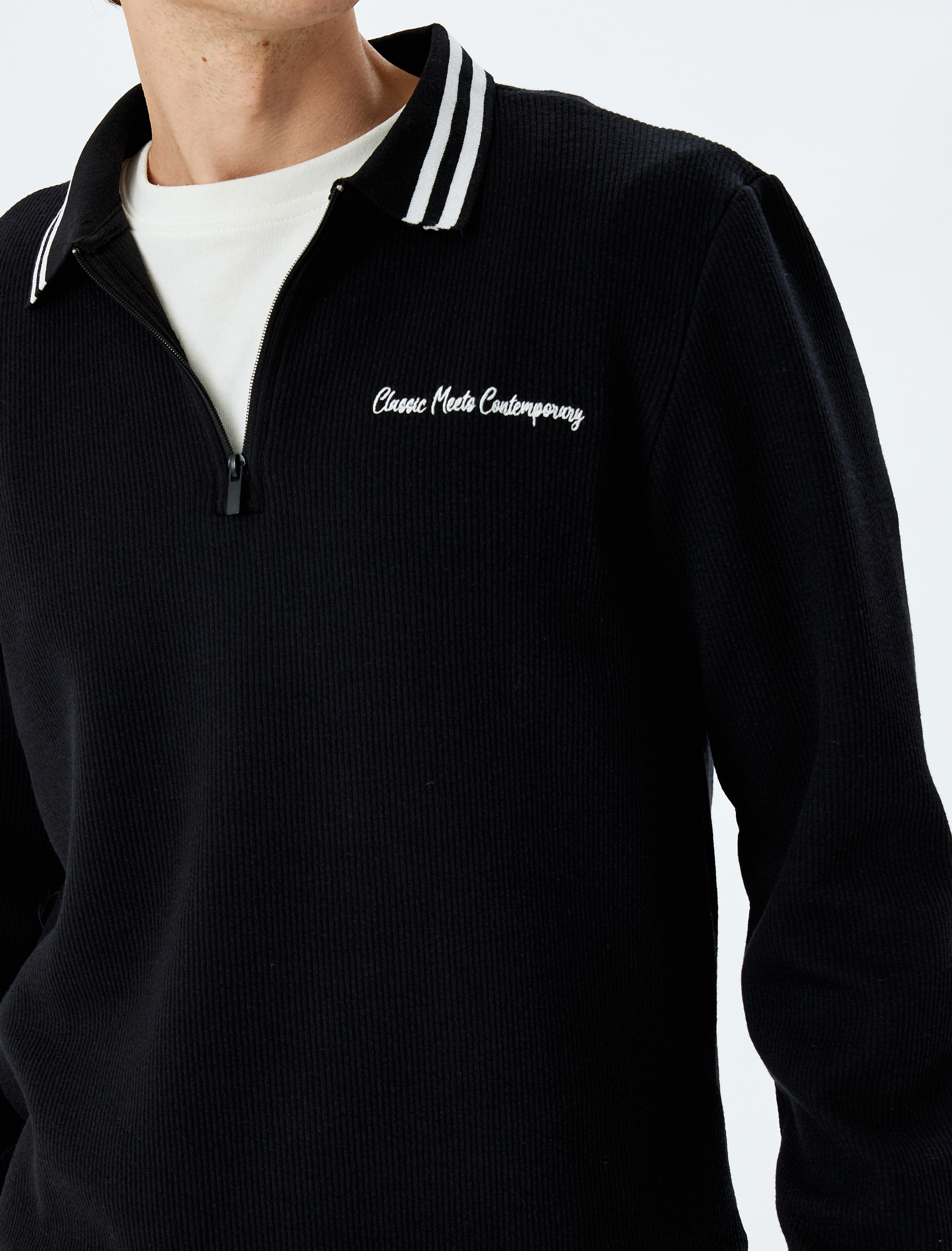   Şerit Detaylı Uzun Kollu Yarım Fermuarlı Slogan İşlemeli Sweatshirt