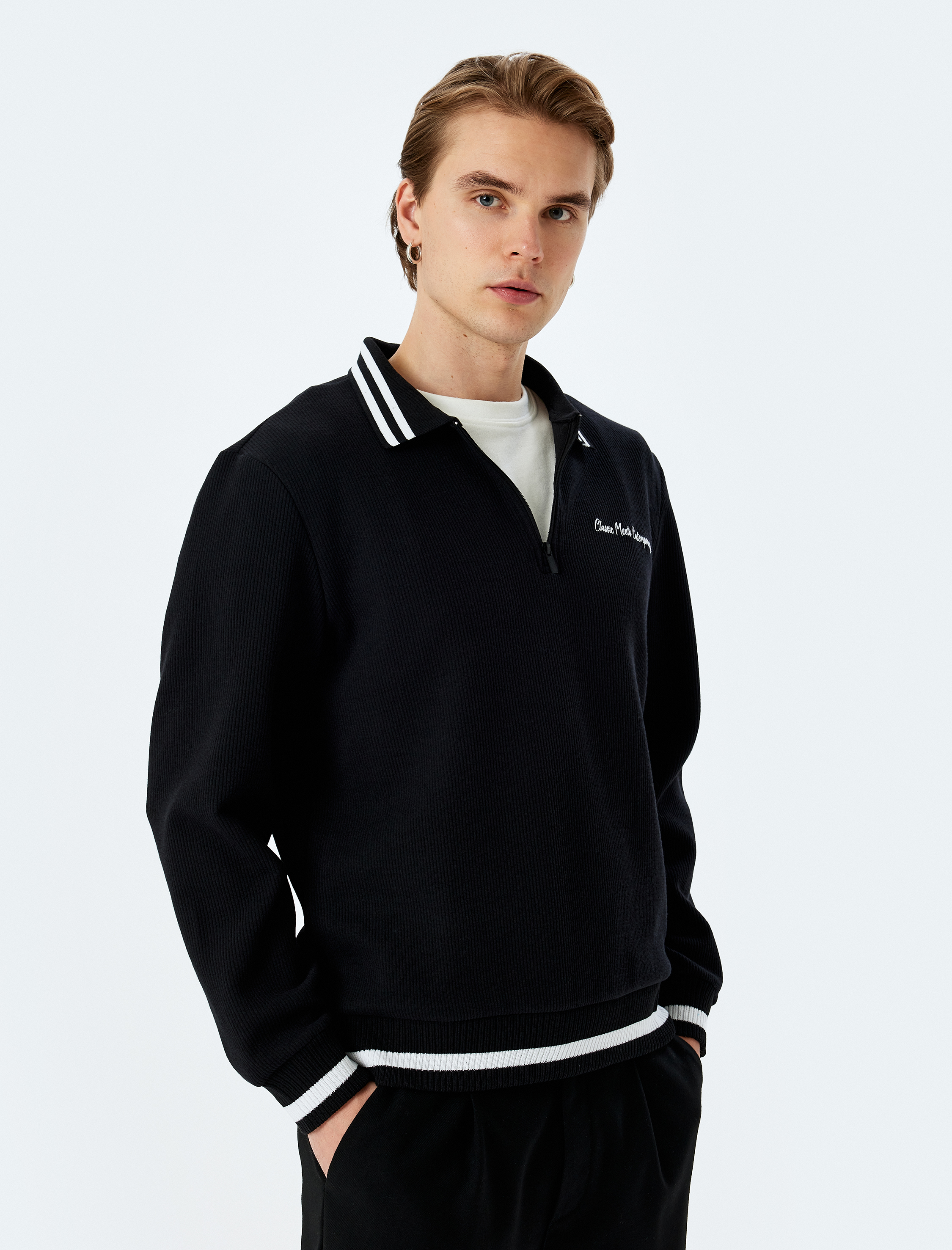   Şerit Detaylı Uzun Kollu Yarım Fermuarlı Slogan İşlemeli Sweatshirt