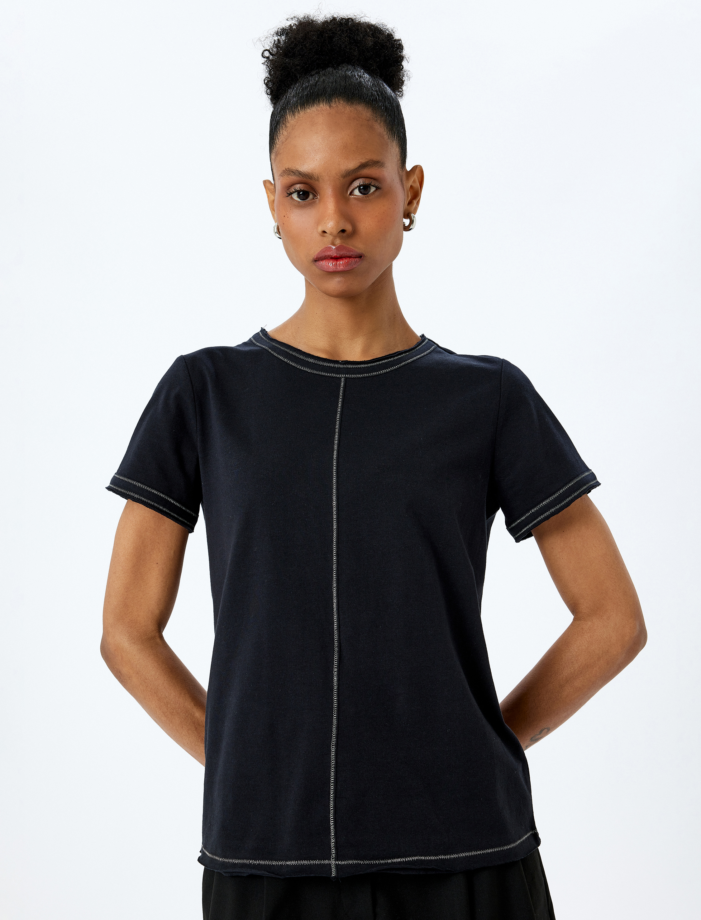   Pamuklu Dikiş Detaylı Kısa Kollu Bisiklet Yaka Tişört