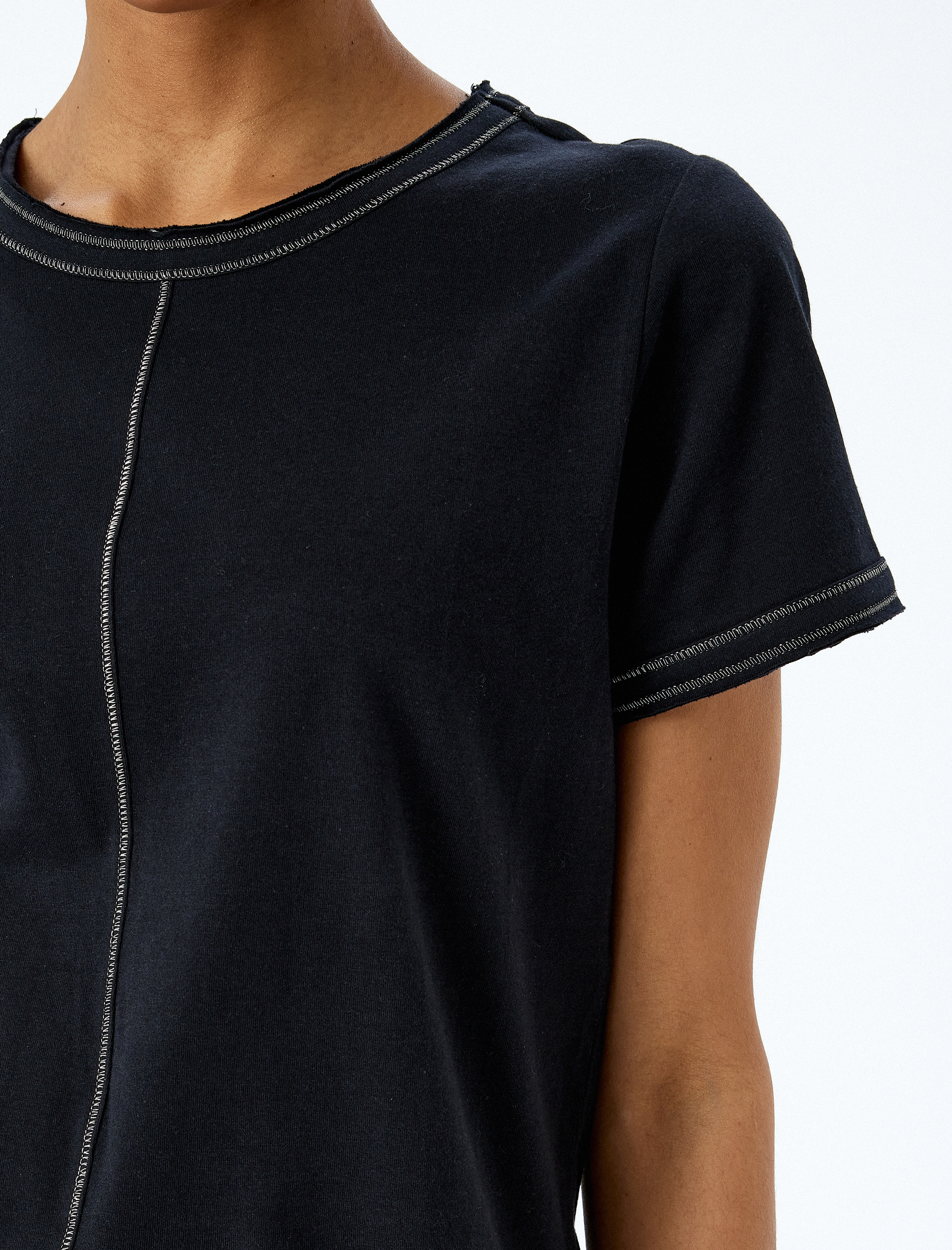   Pamuklu Dikiş Detaylı Kısa Kollu Bisiklet Yaka Tişört