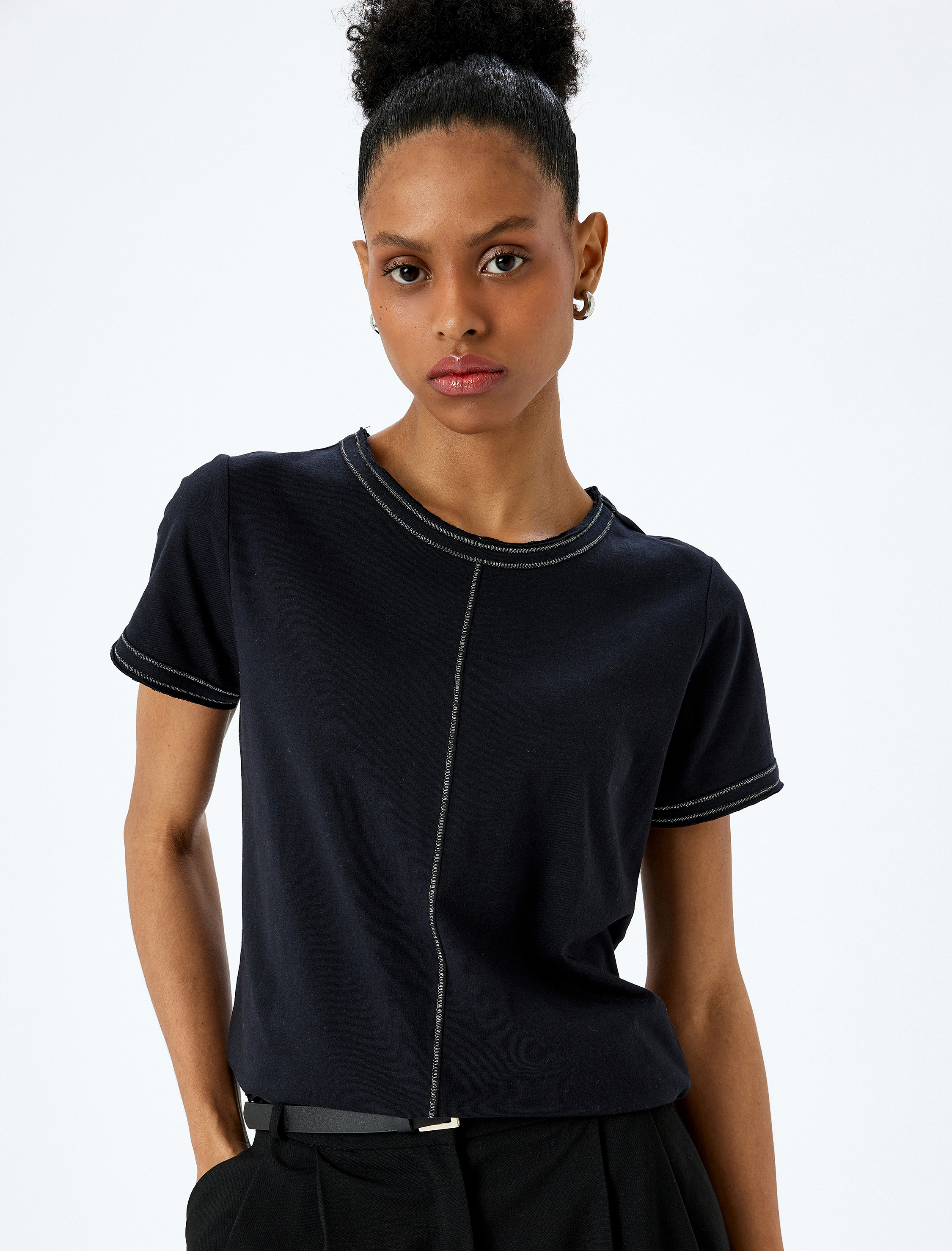   Pamuklu Dikiş Detaylı Kısa Kollu Bisiklet Yaka Tişört