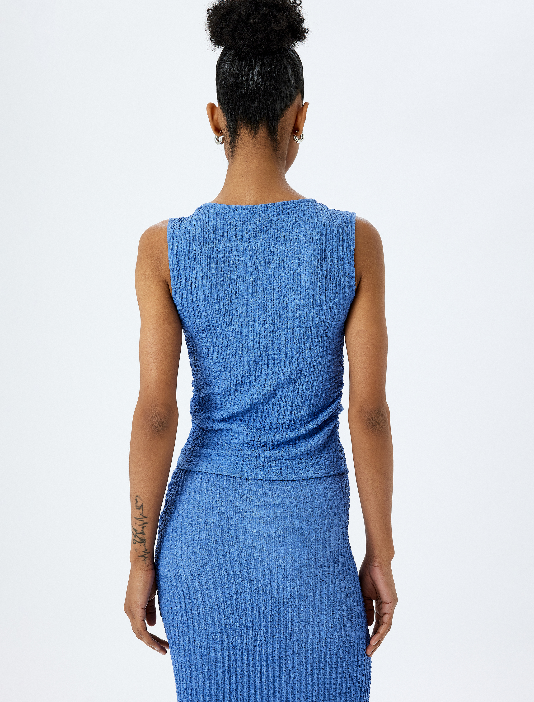 Dokulu Slim Fit Bisiklet Yaka Kolsuz Bluz