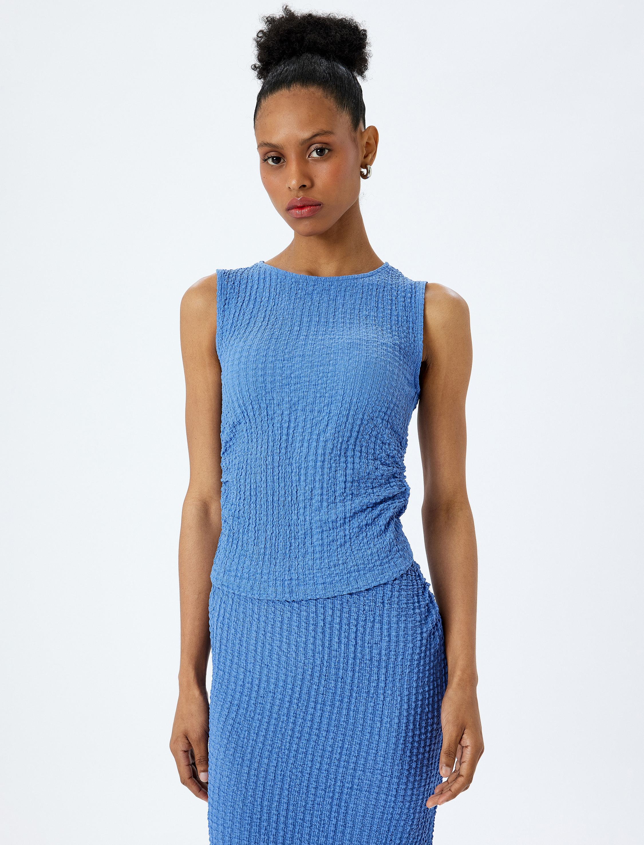 Dokulu Slim Fit Bisiklet Yaka Kolsuz Bluz