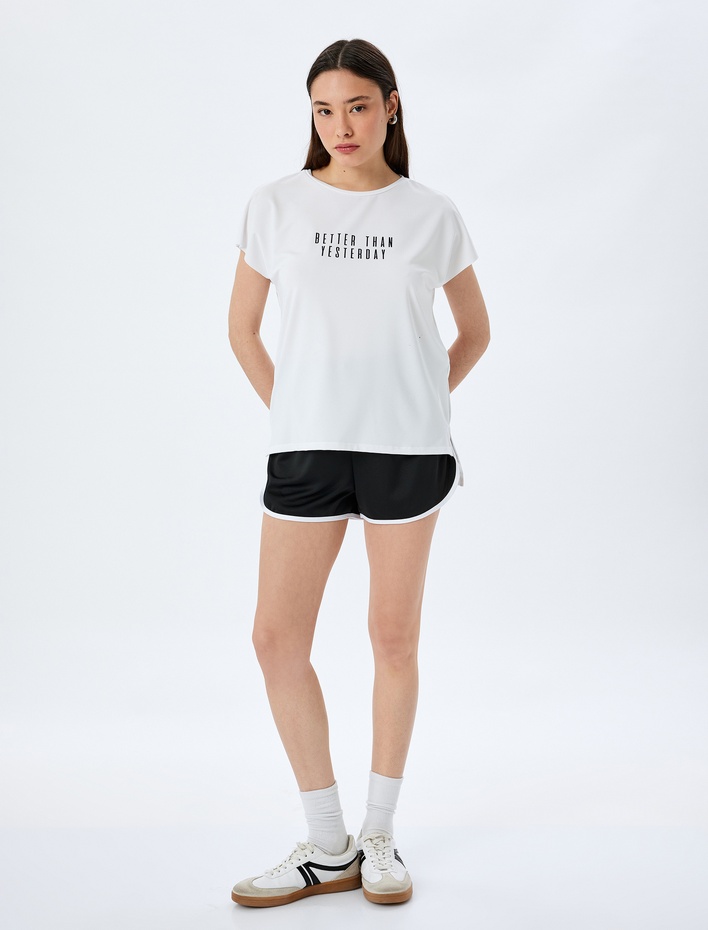  Bisiklet Yaka Yırtmaç Detaylı Slogan Baskılı Spor Tişört