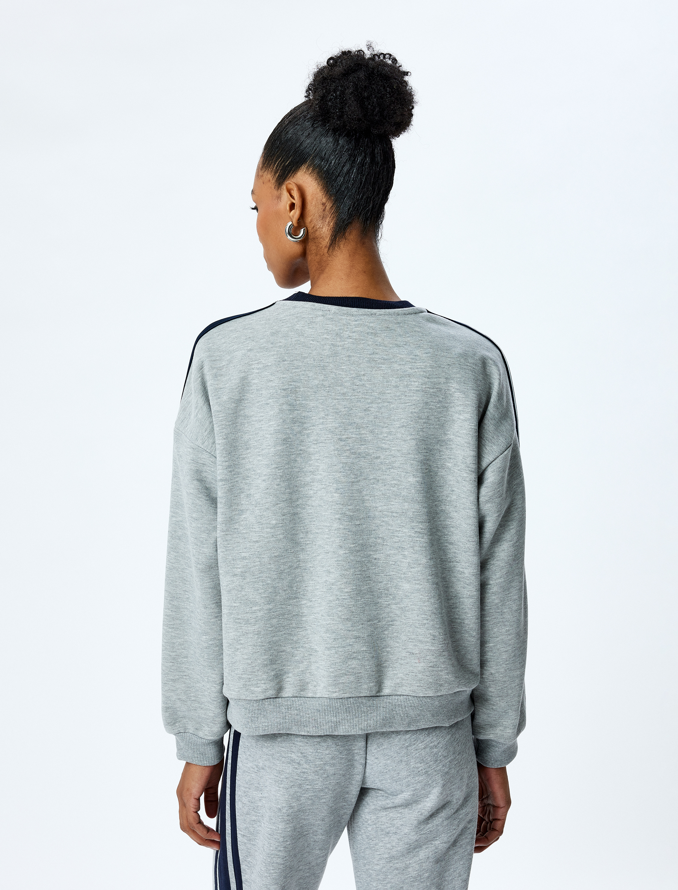   Nakış Detaylı Çizgili Bisiklet Yaka Uzun Kollu Sweatshirt