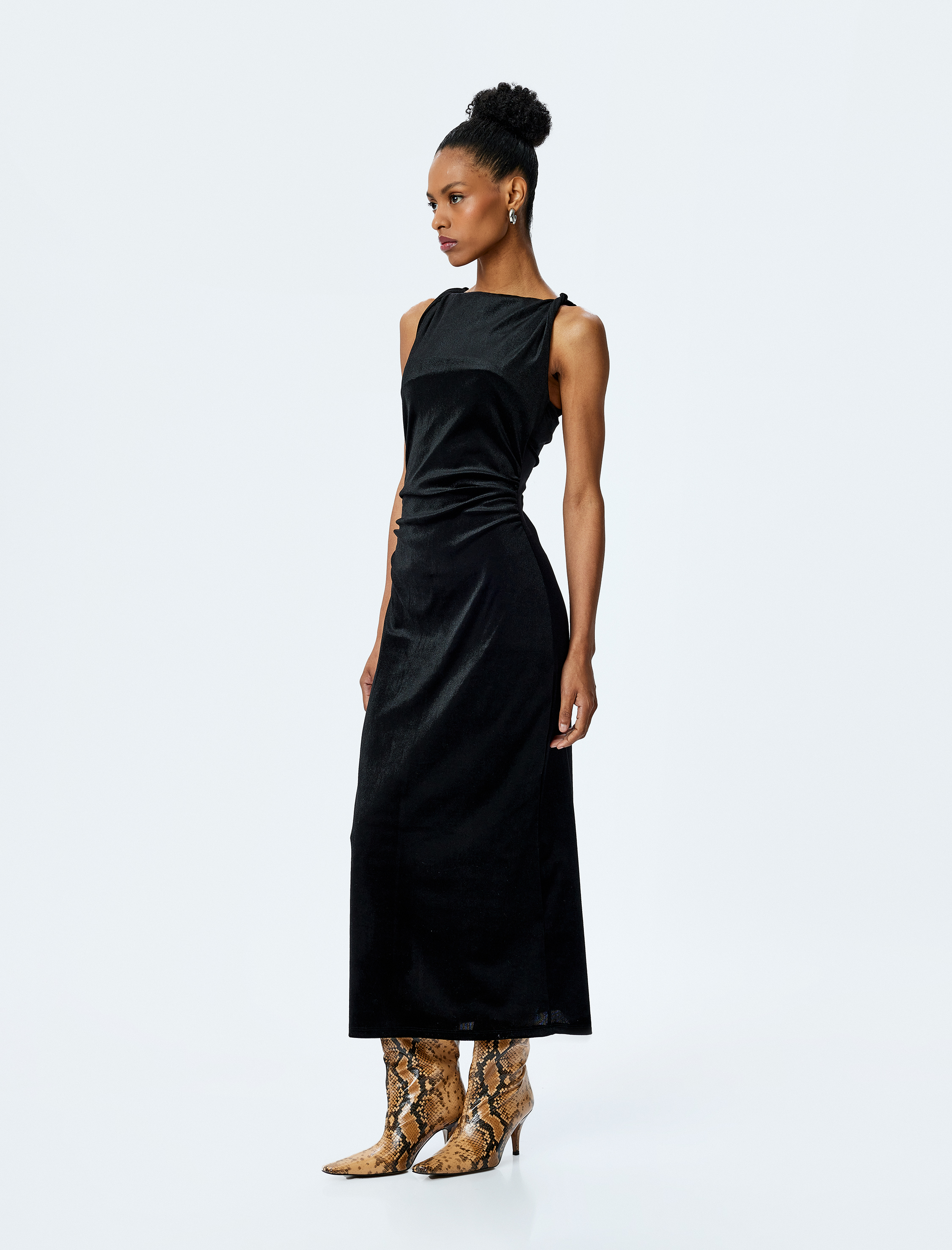 Slim Fit Drape Detaylı Kolsuz Uzun Kadife Elbise