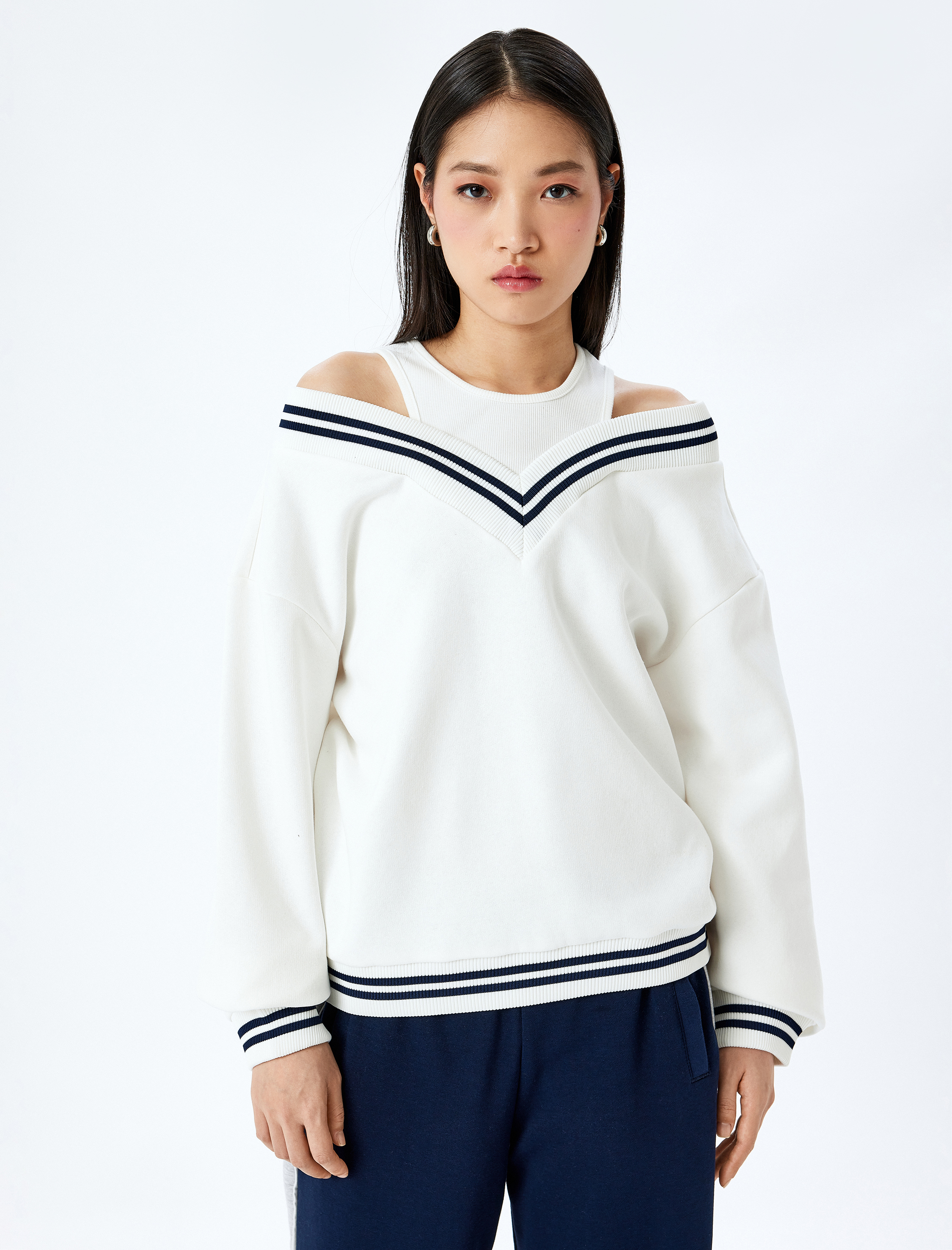Şardonlu Biyeli Oversize V Yaka Atlet Detaylı Sweatshirt