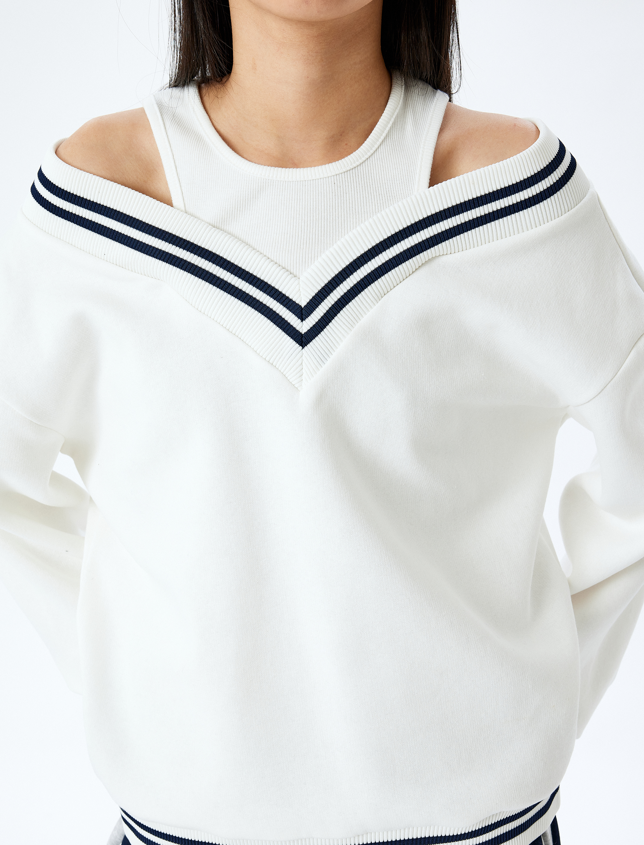 Şardonlu Biyeli Oversize V Yaka Atlet Detaylı Sweatshirt