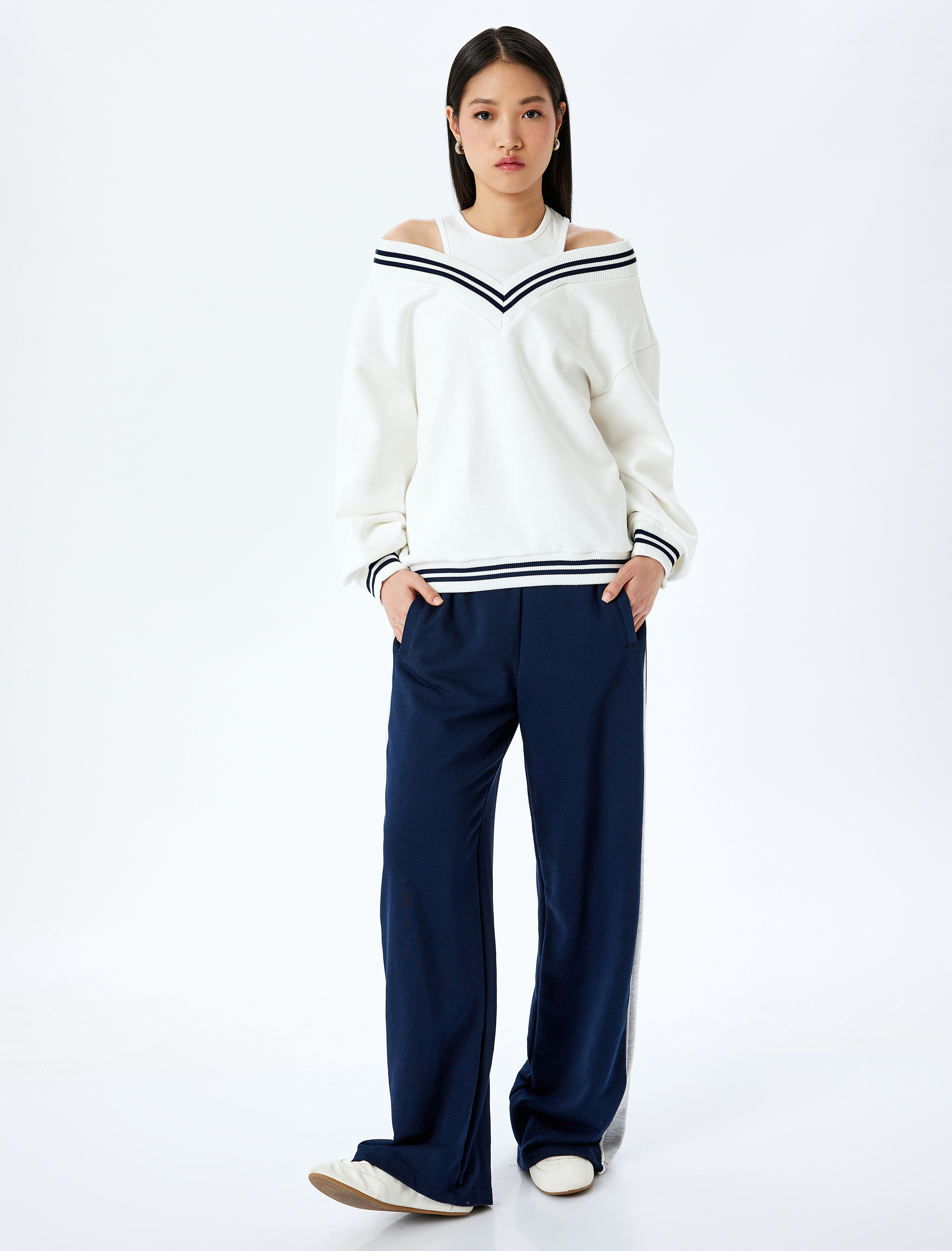 Şardonlu Biyeli Oversize V Yaka Atlet Detaylı Sweatshirt