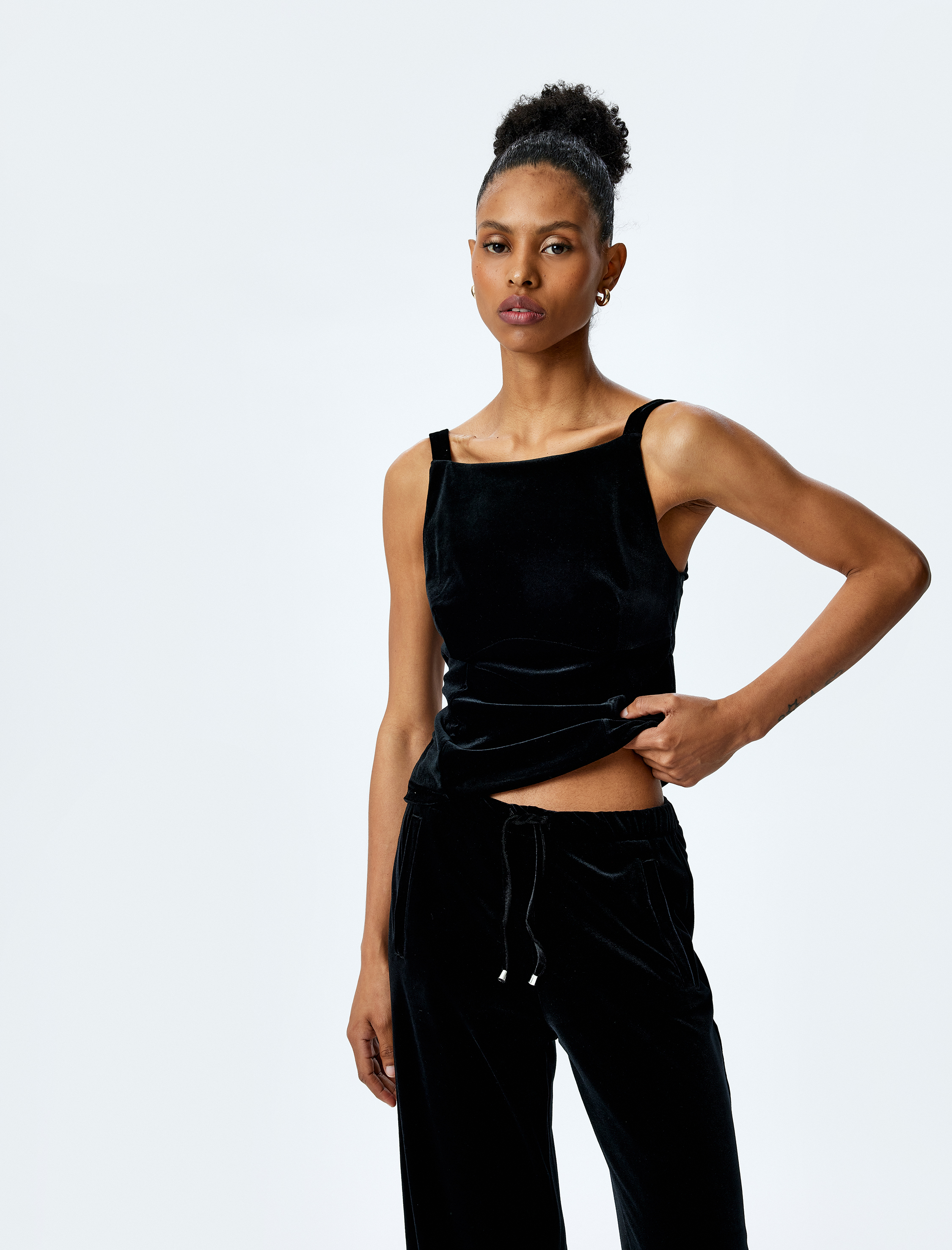 Koton Kadın Slim Fit Arkası Fiyonk Detaylı Kalın Askılı Kadife Bluz -1