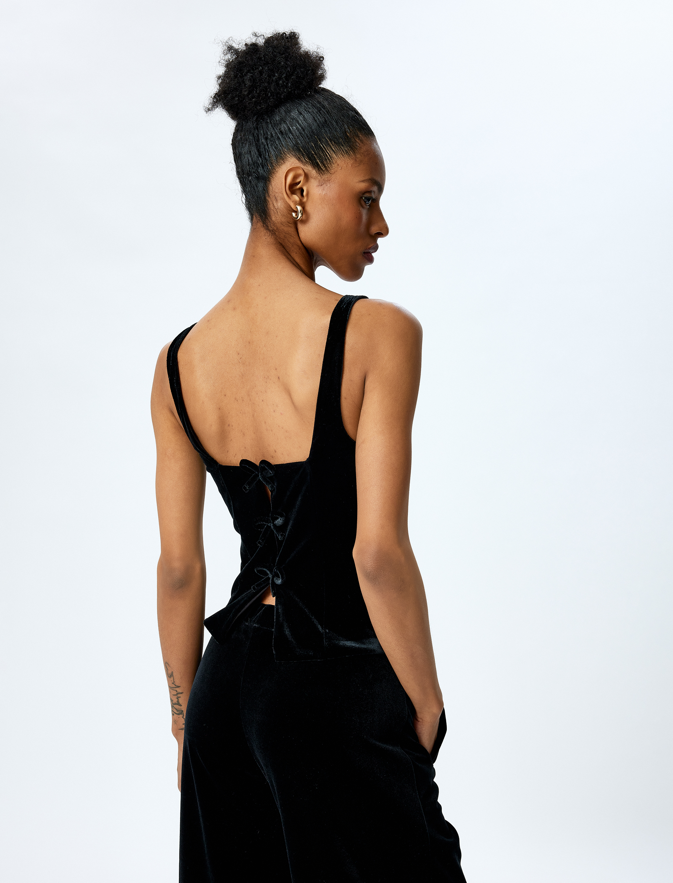   Slim Fit Arkası Fiyonk Detaylı Kalın Askılı Kadife Bluz