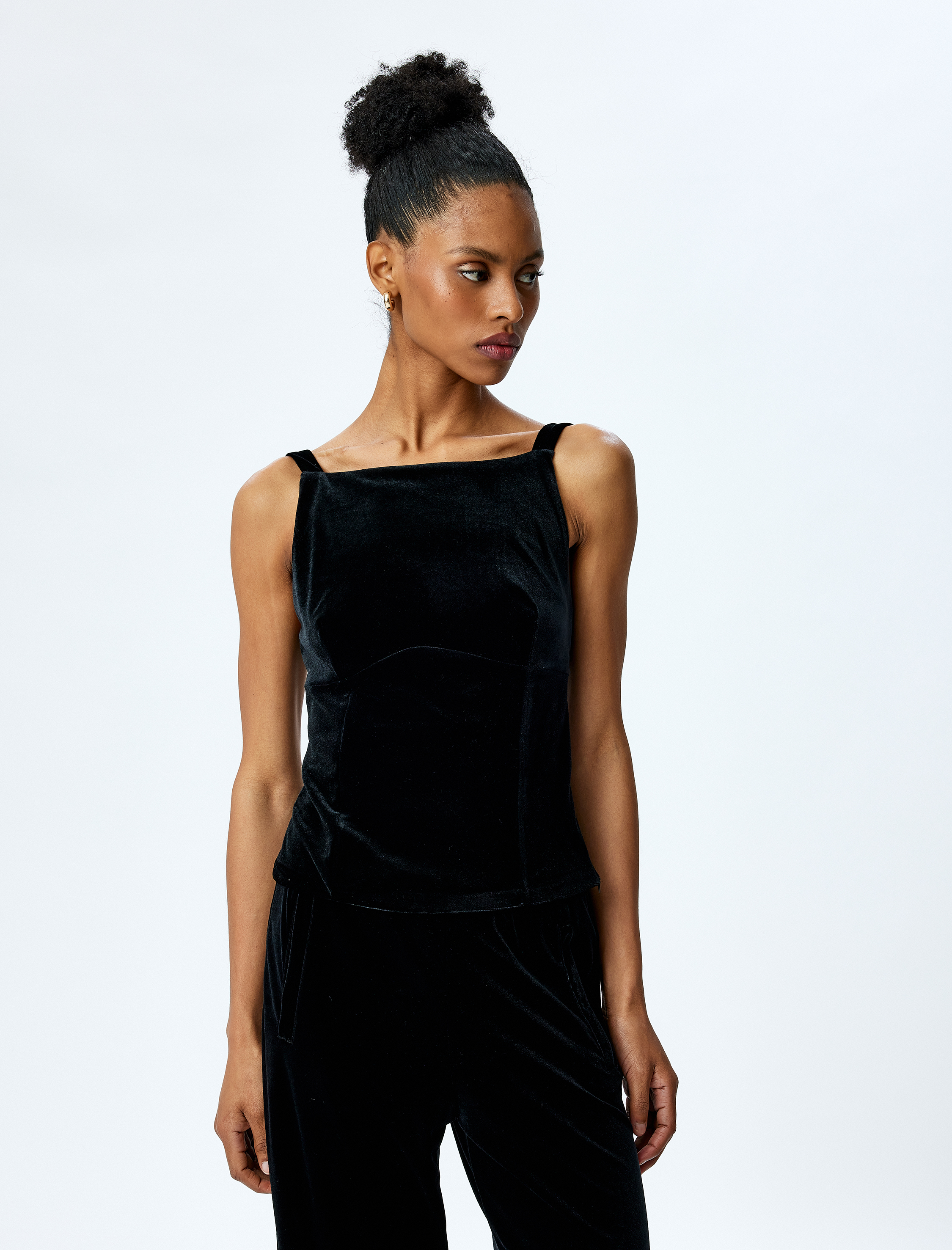   Slim Fit Arkası Fiyonk Detaylı Kalın Askılı Kadife Bluz