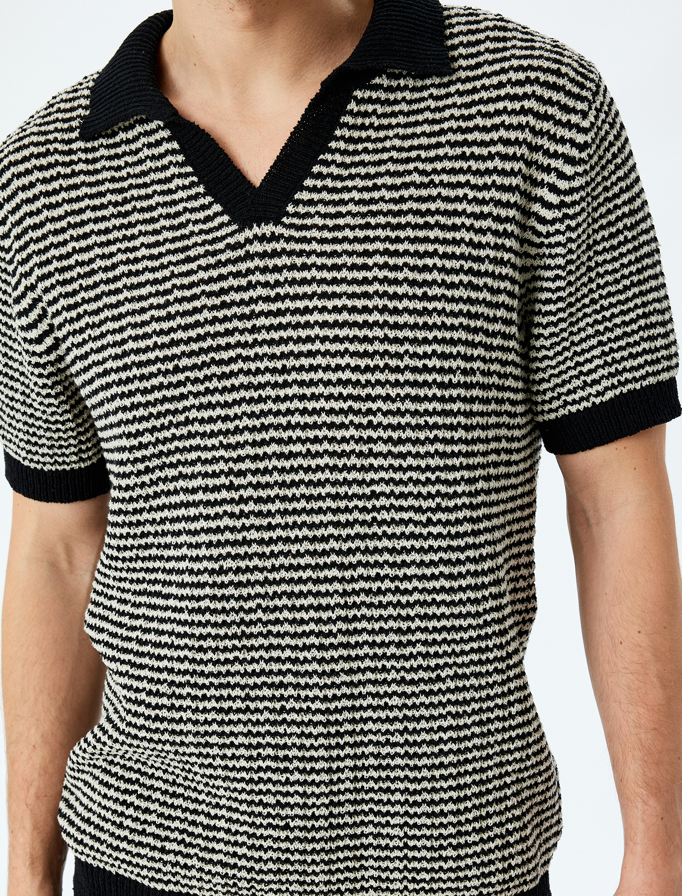   Pamuk Karışımlı Polo V Yaka Çizgili Kısa Kollu Triko Tişört